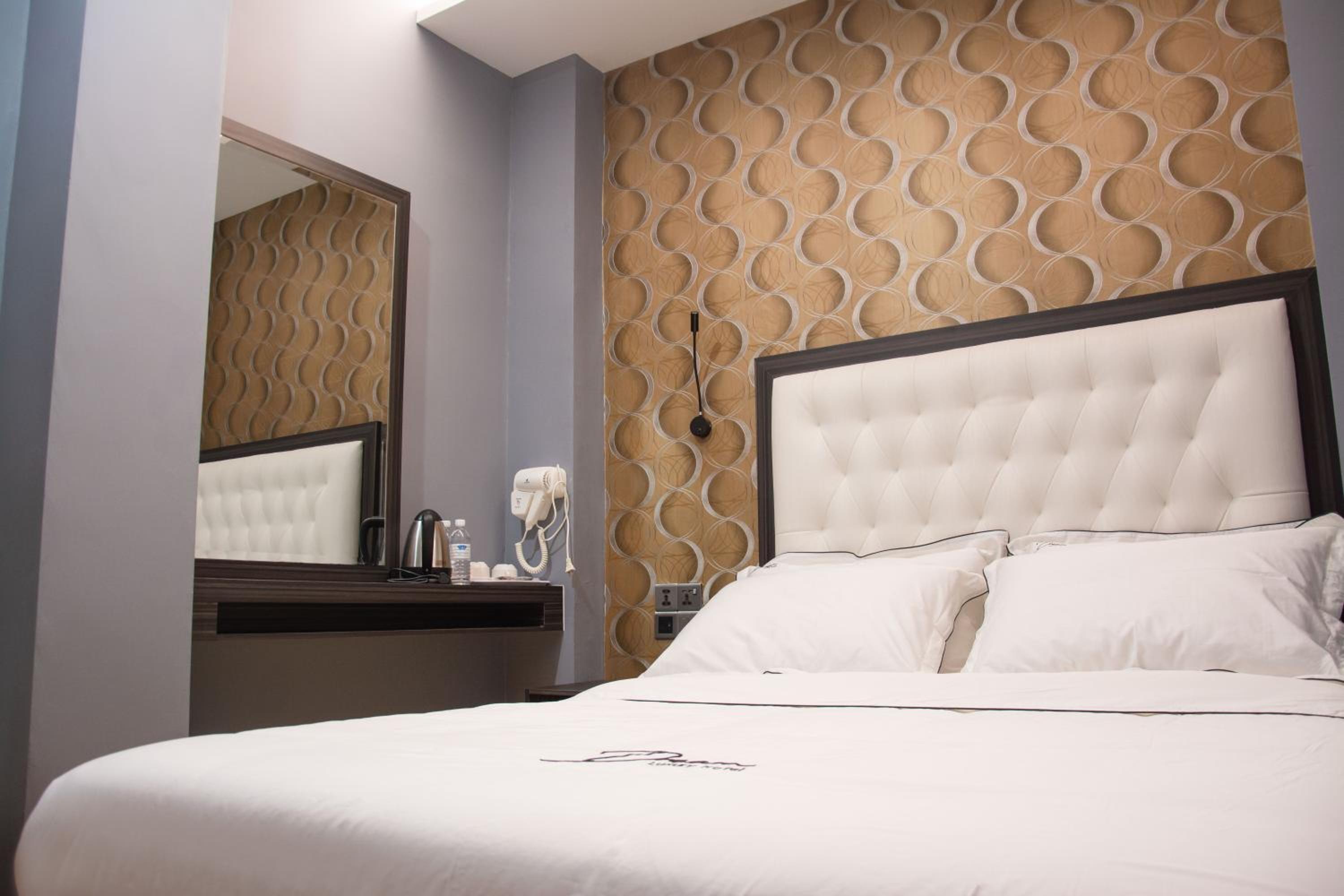 Deluxe Queen Room - Photo 5