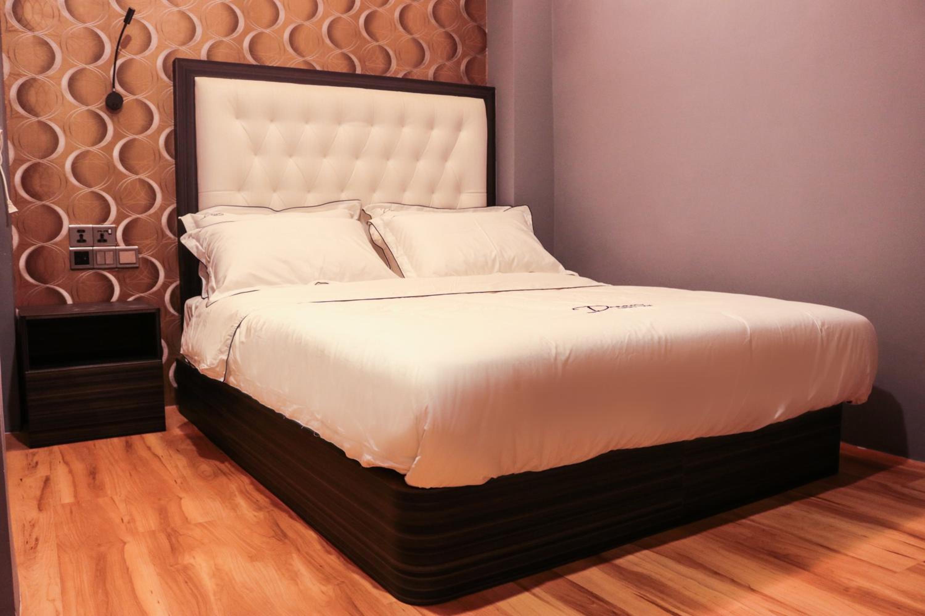 Deluxe Queen Room - Photo 4