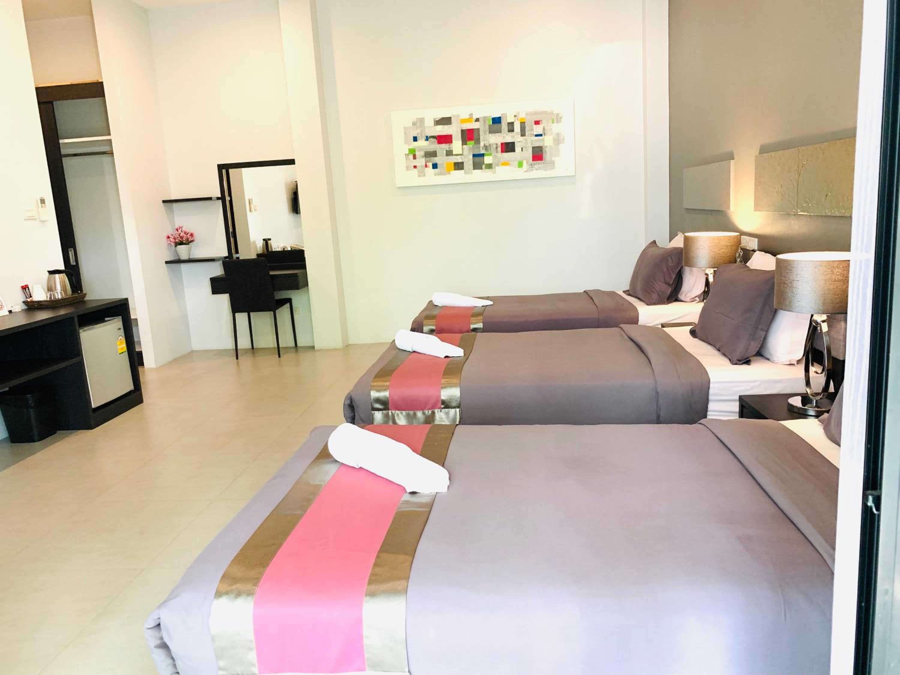 Deluxe Triple Room - Photo 9