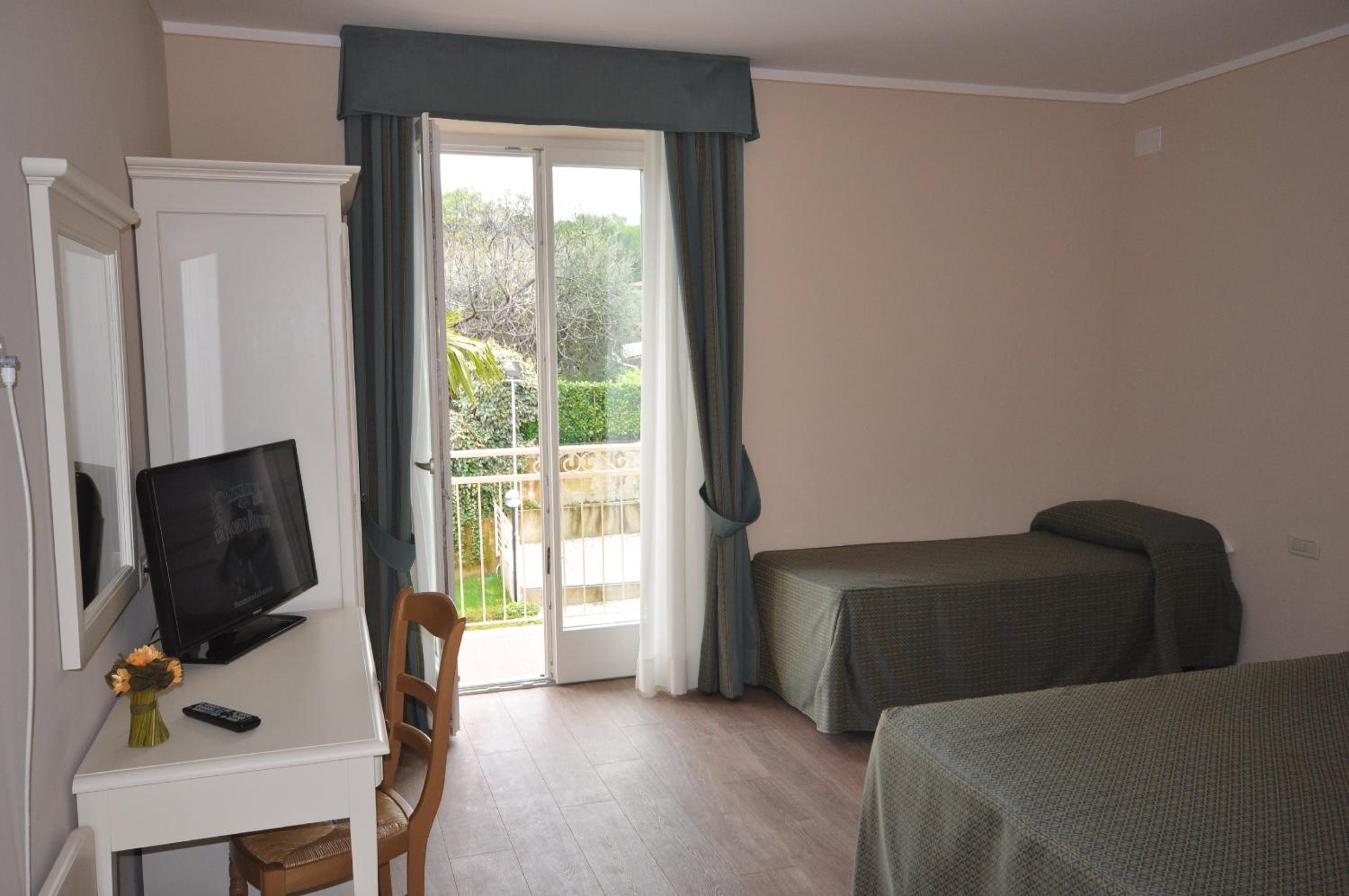 Superior Triple Room photo 2