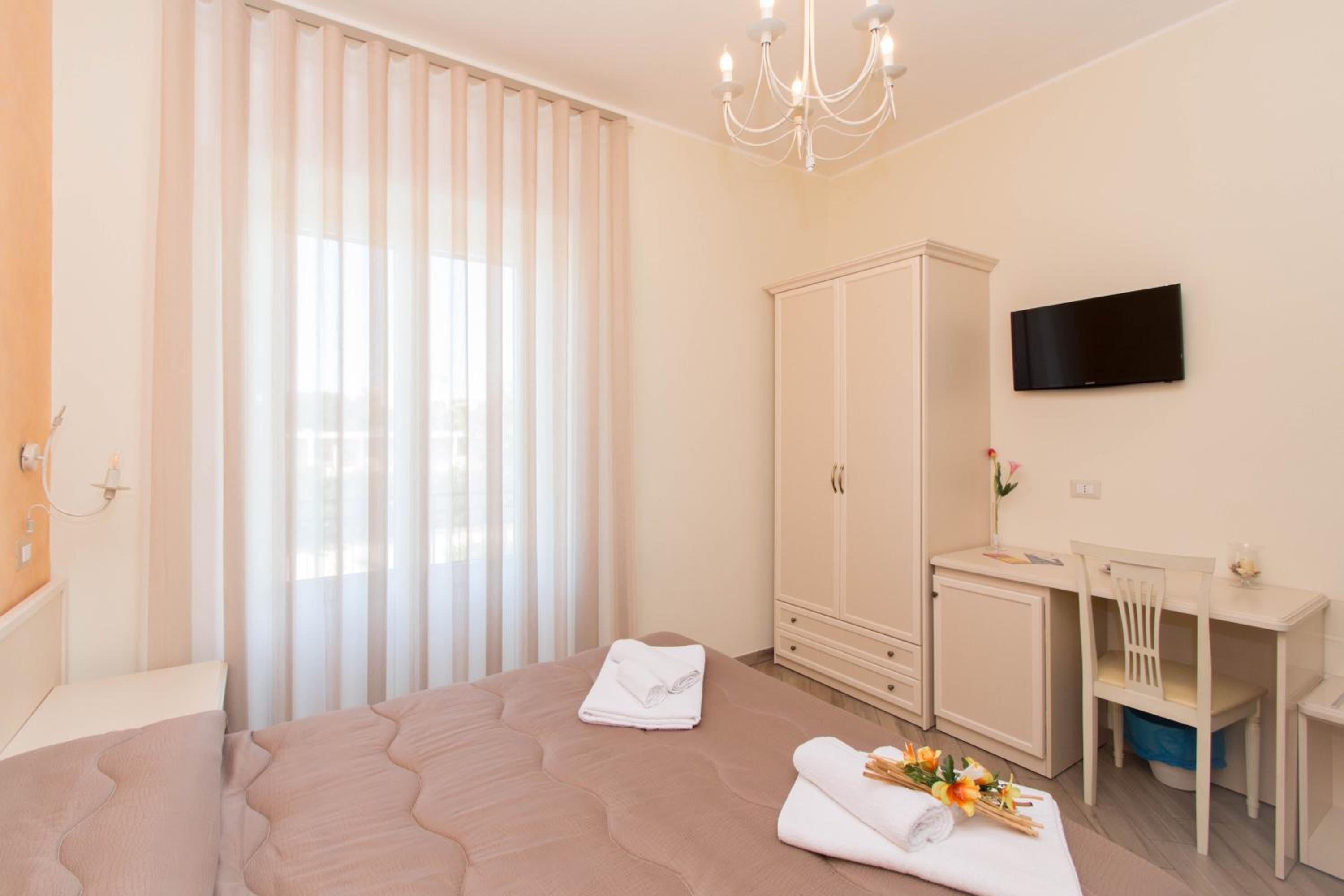 Standard Double Room - Photo 9