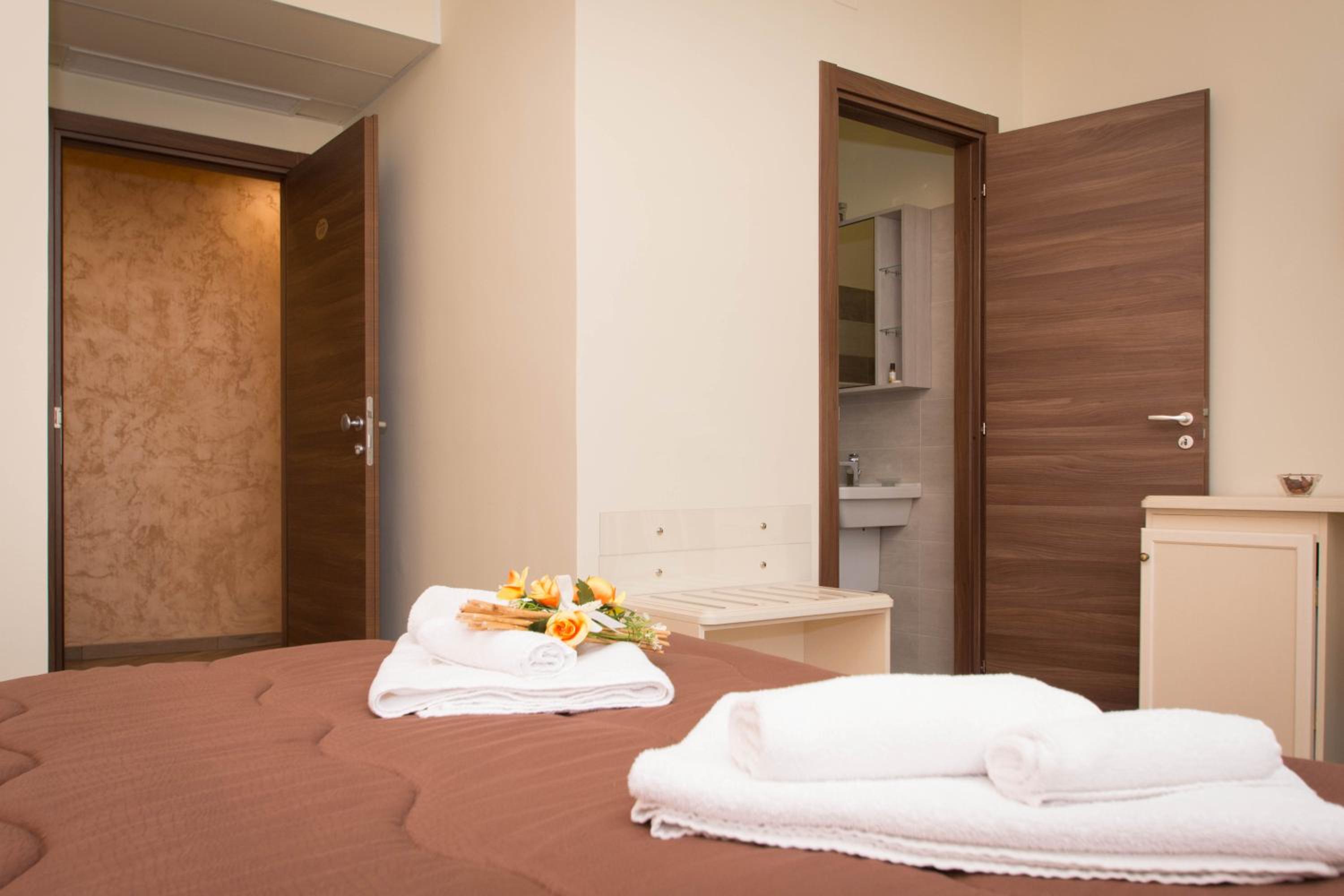 Standard Double Room - Photo 8