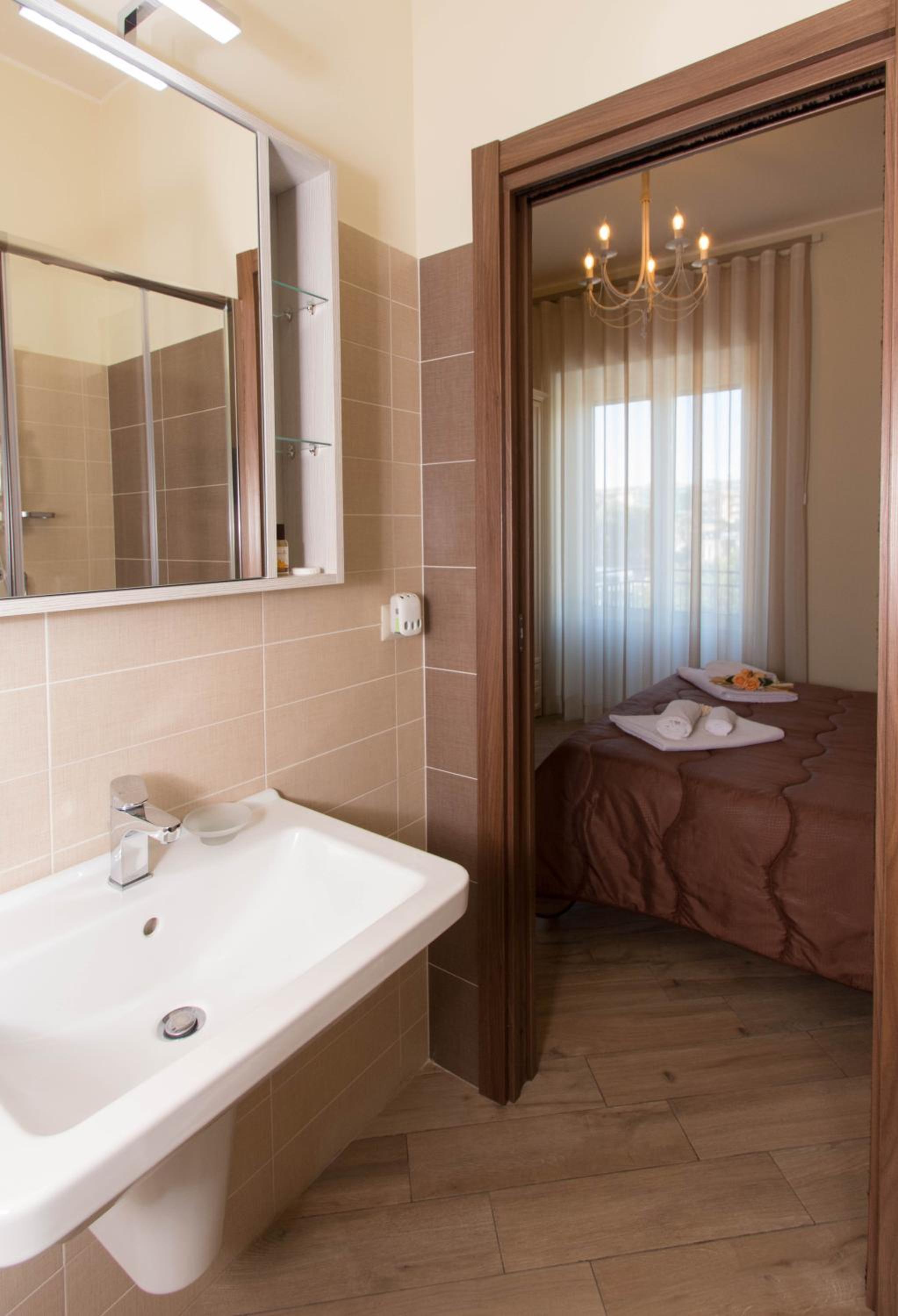 Standard Double Room - Photo 6
