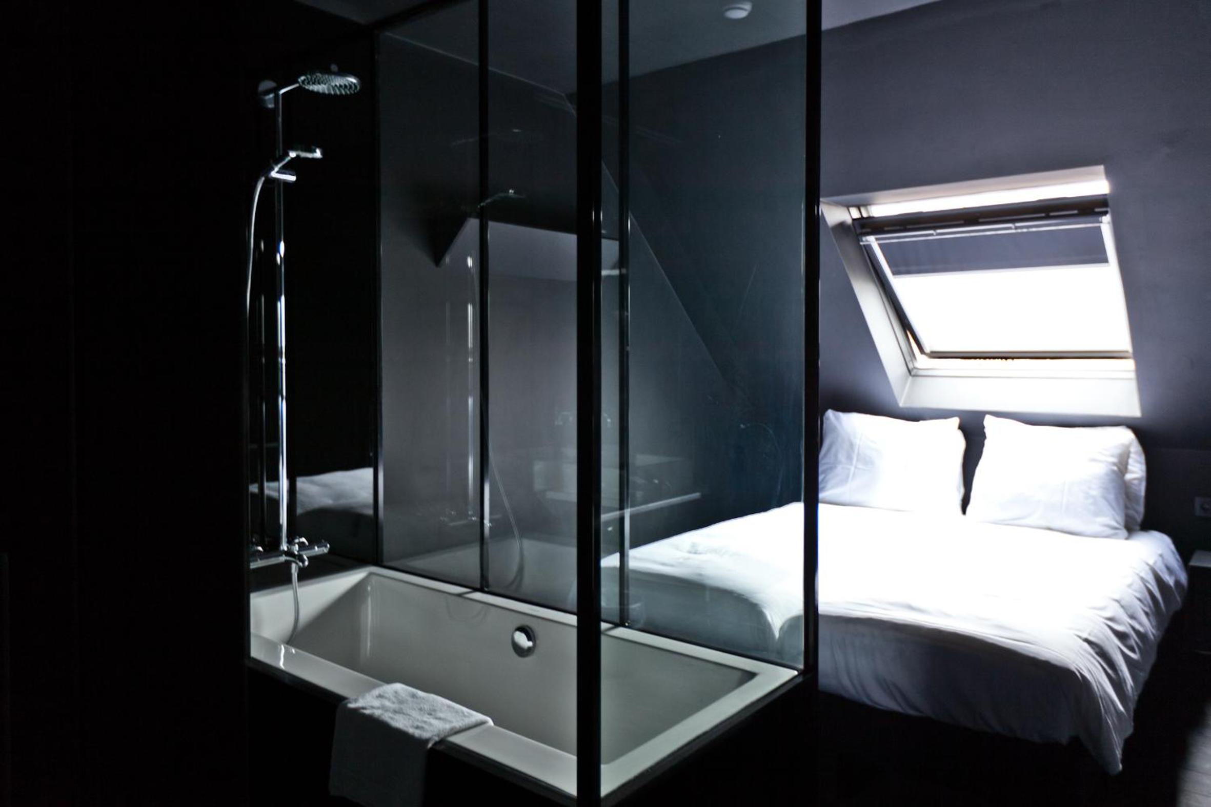Comfort room with bath