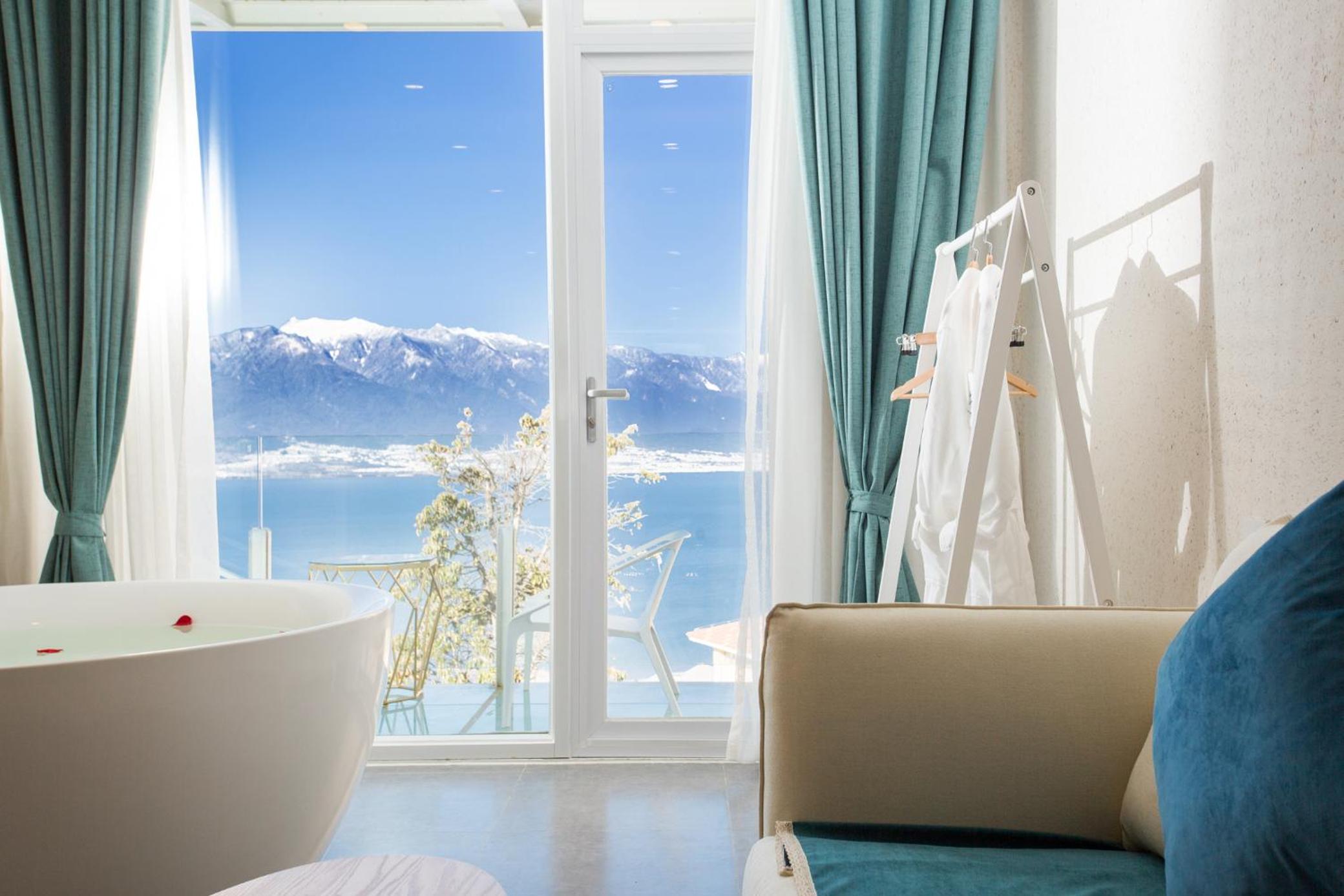 Deluxe Double Room with Balcony and Sea View photo 2