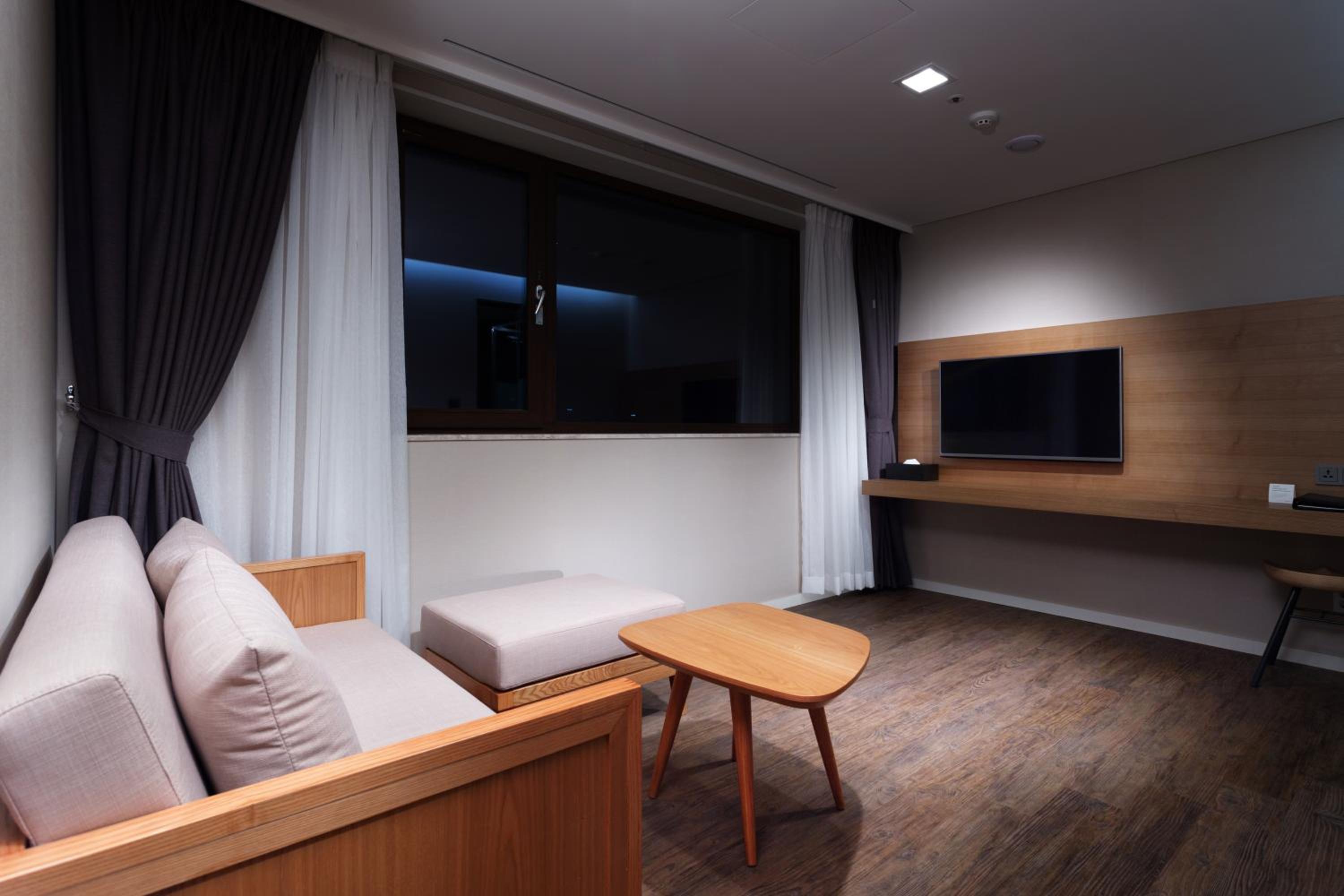 Deluxe Queen Room with Two Queen Beds photo 2