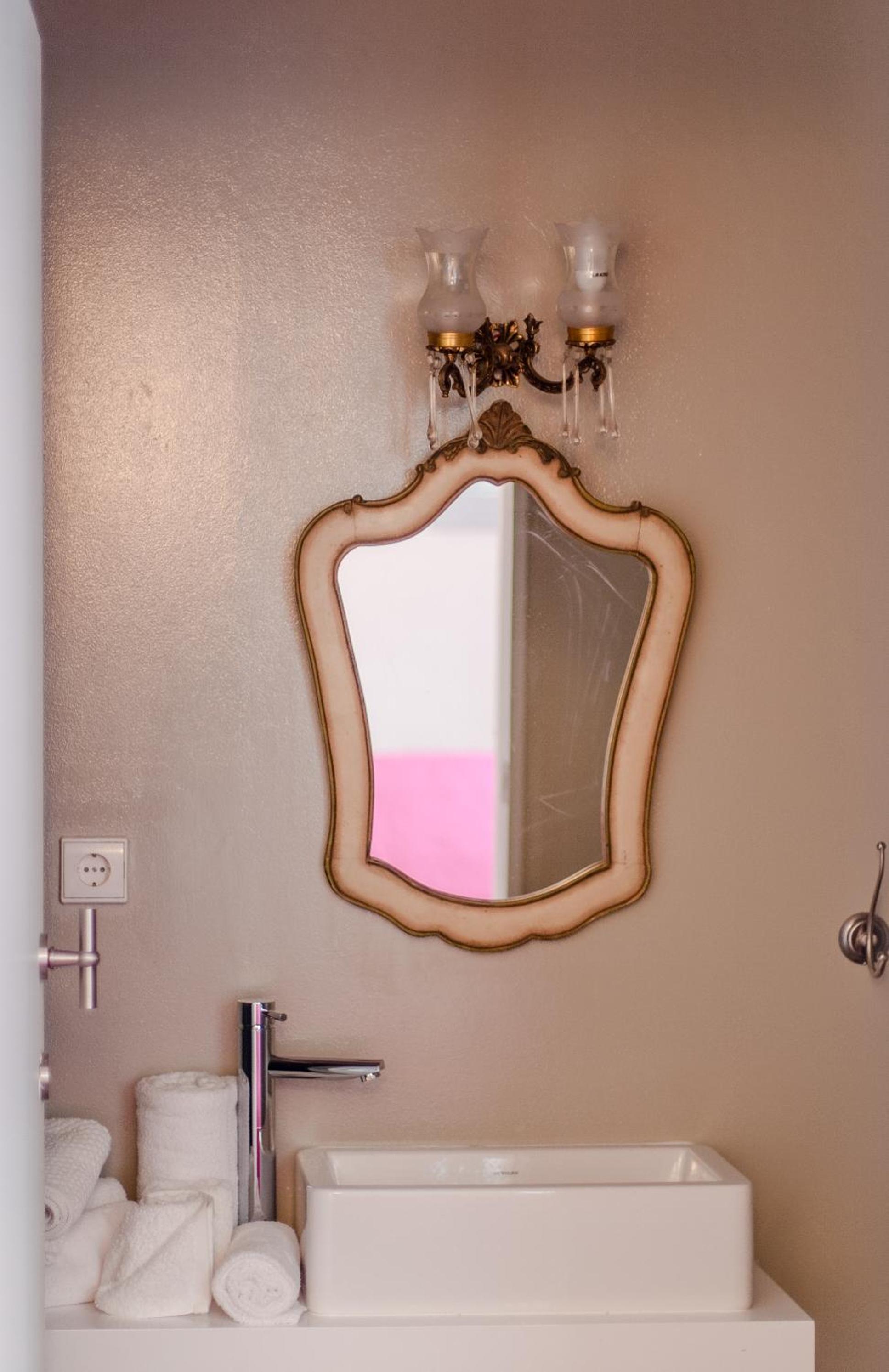 Economy Double Room with Private Bathroom photo 3