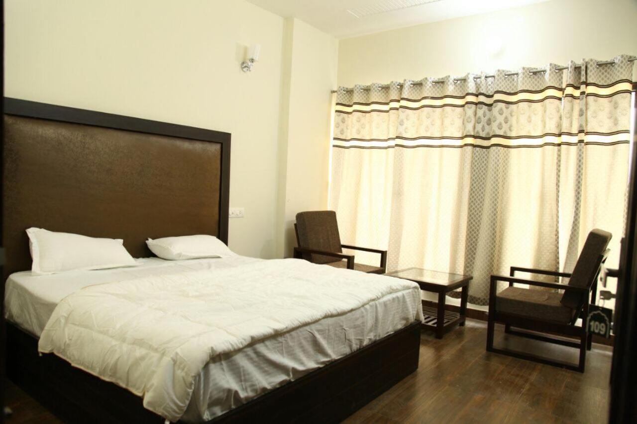 Deluxe Double Room - Photo 11