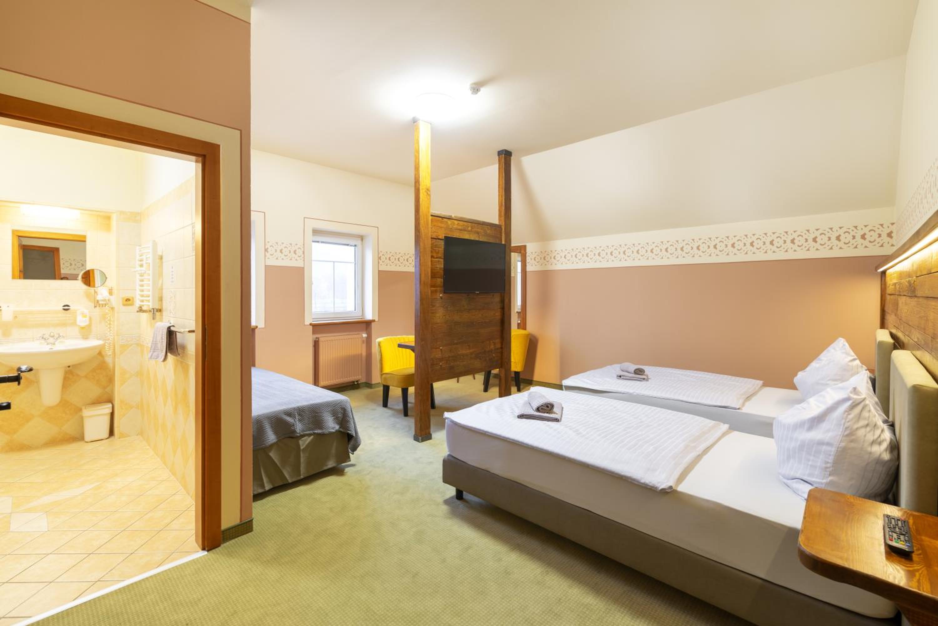 Twin Room with Extra Bed photo 1