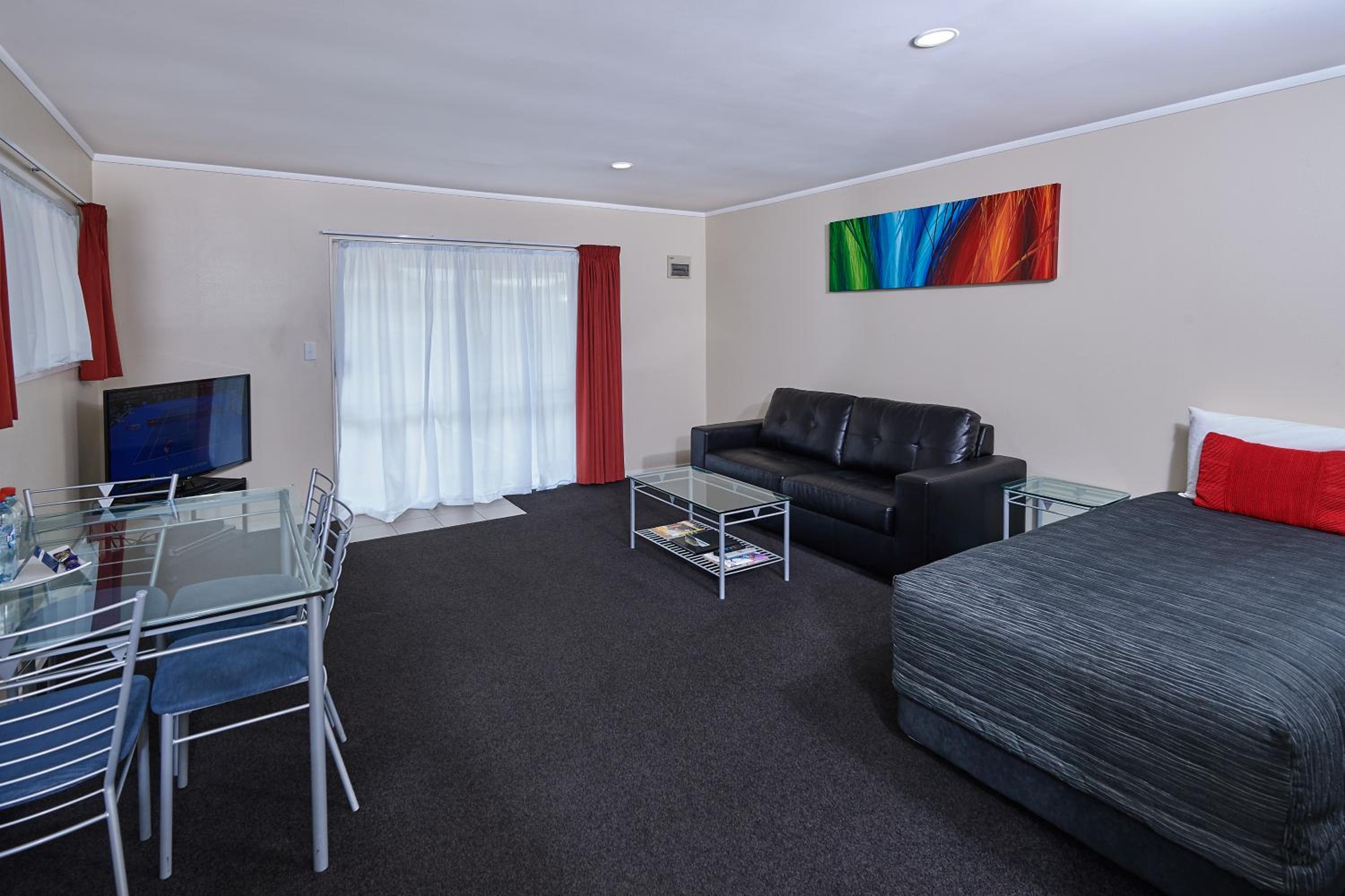 One-Bedroom Apartment with Hot Tub