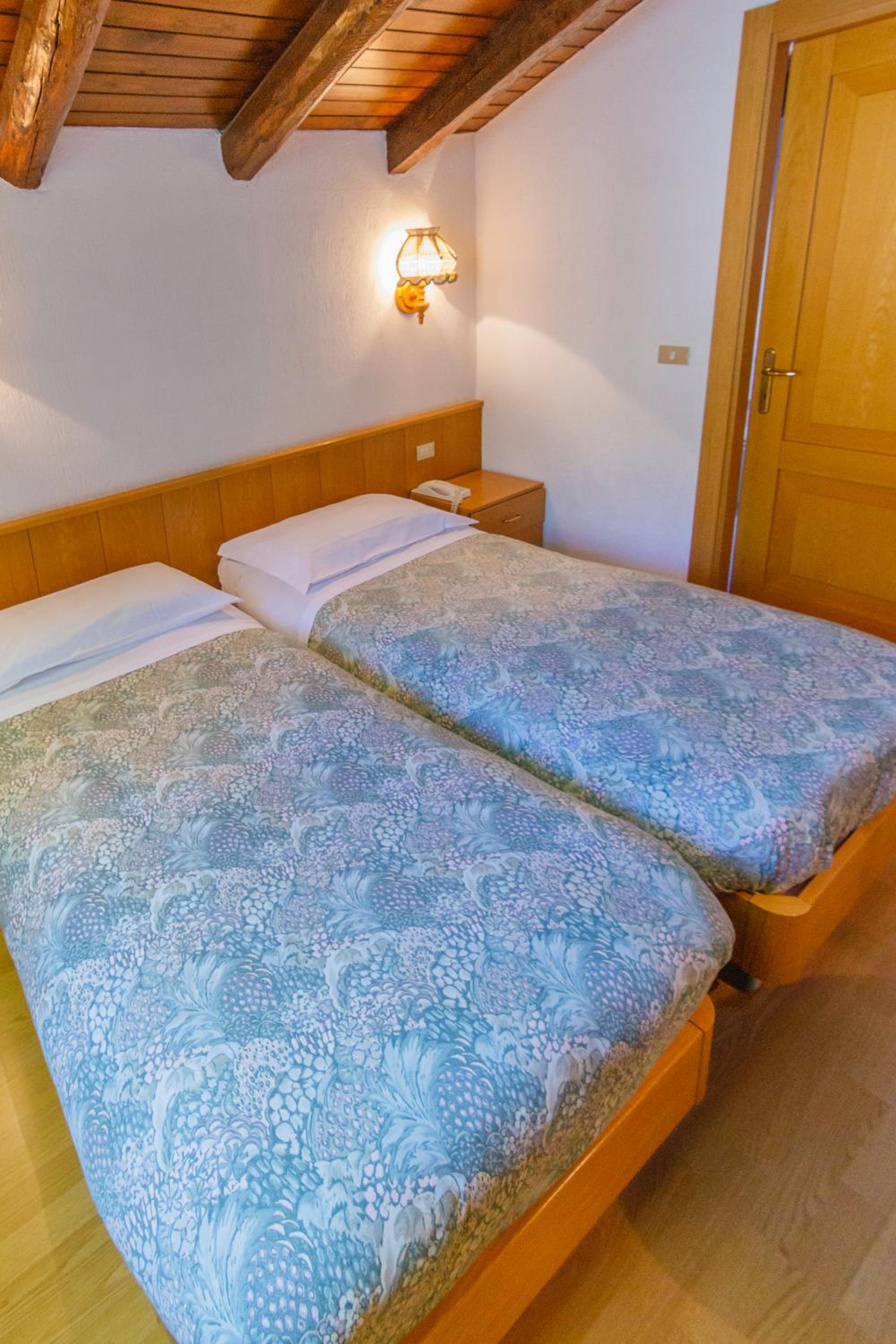 Economy Twin Room photo 2