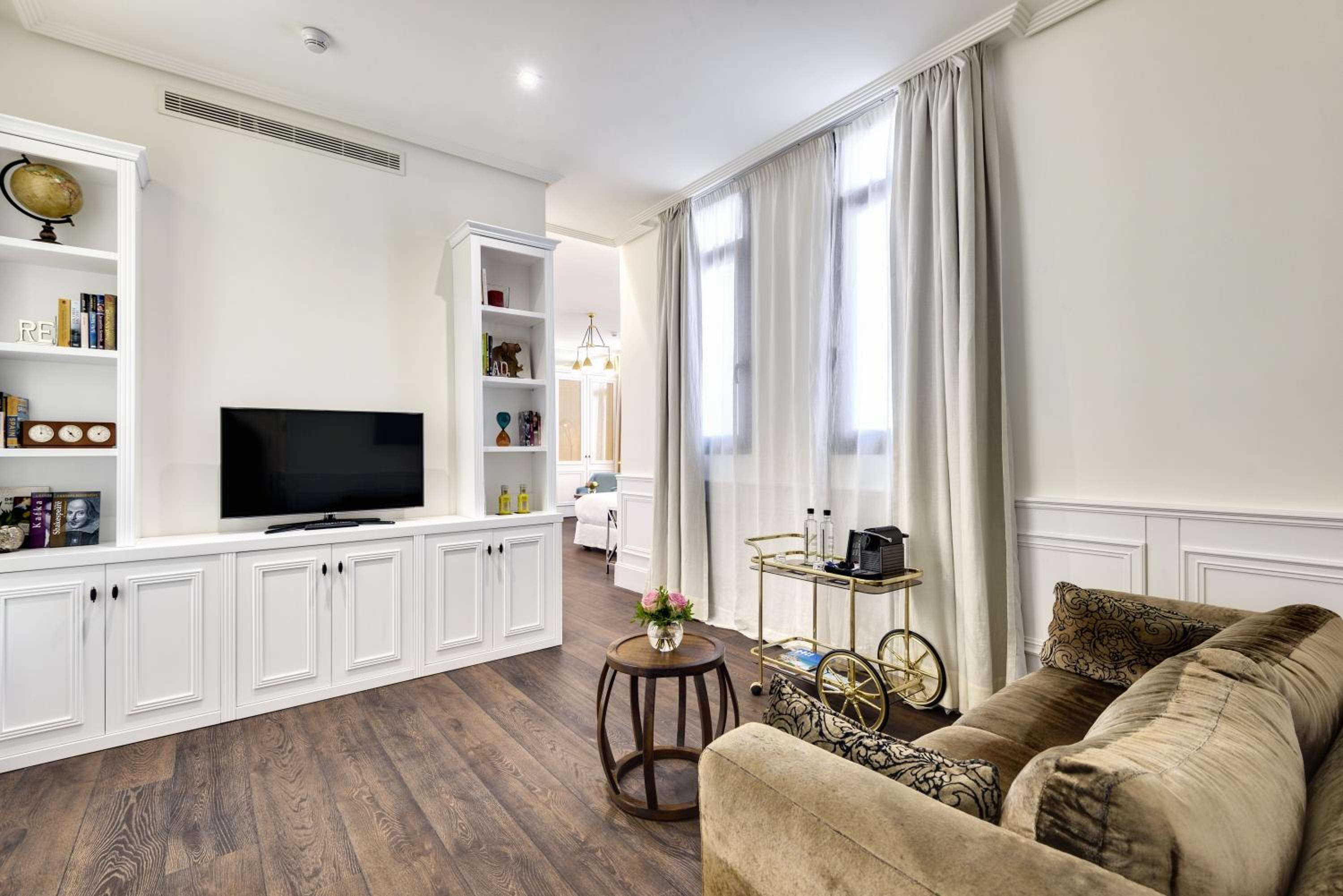 Suite with Terrace thumbnail 5