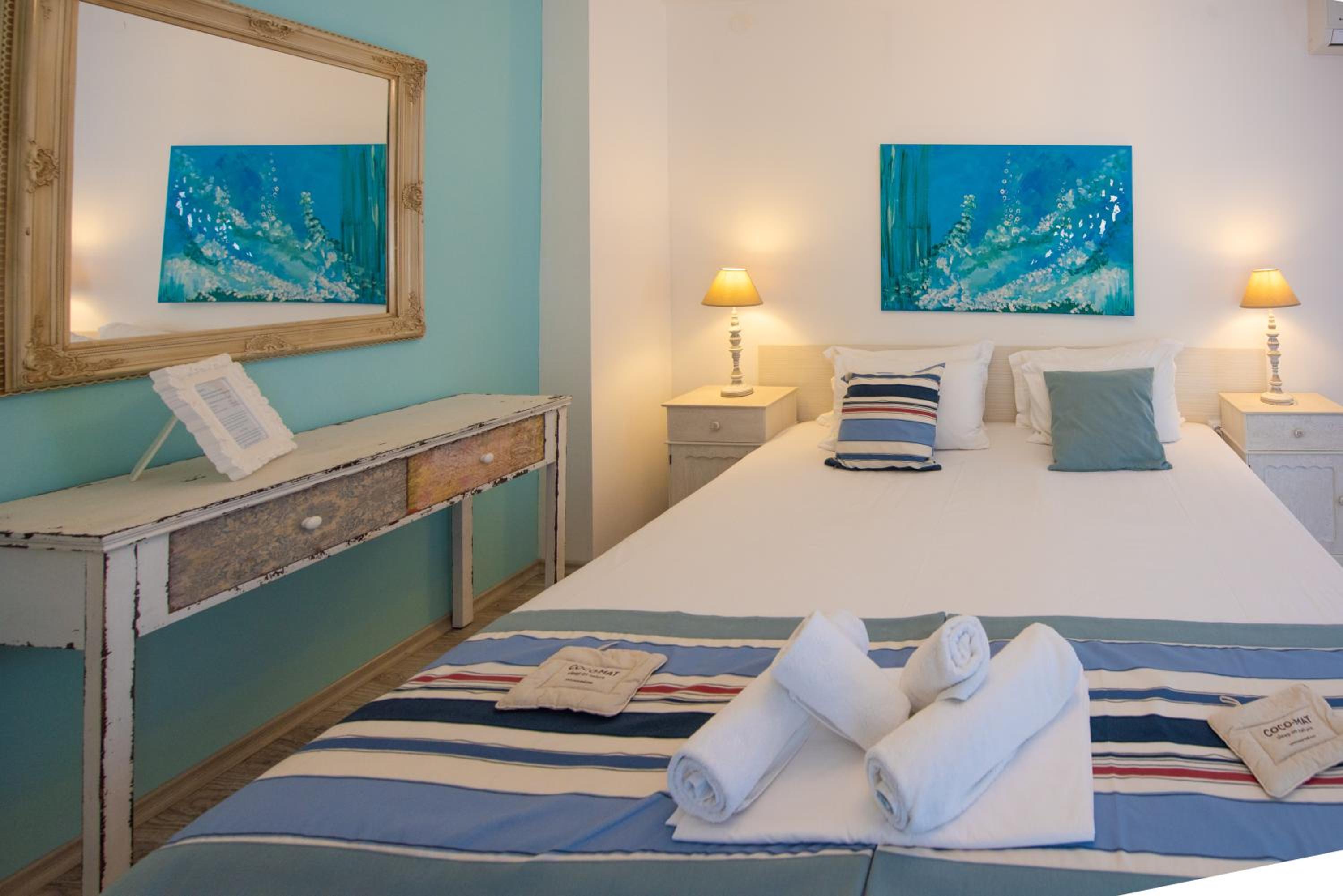 One-Bedroom Apartment with Side Sea View