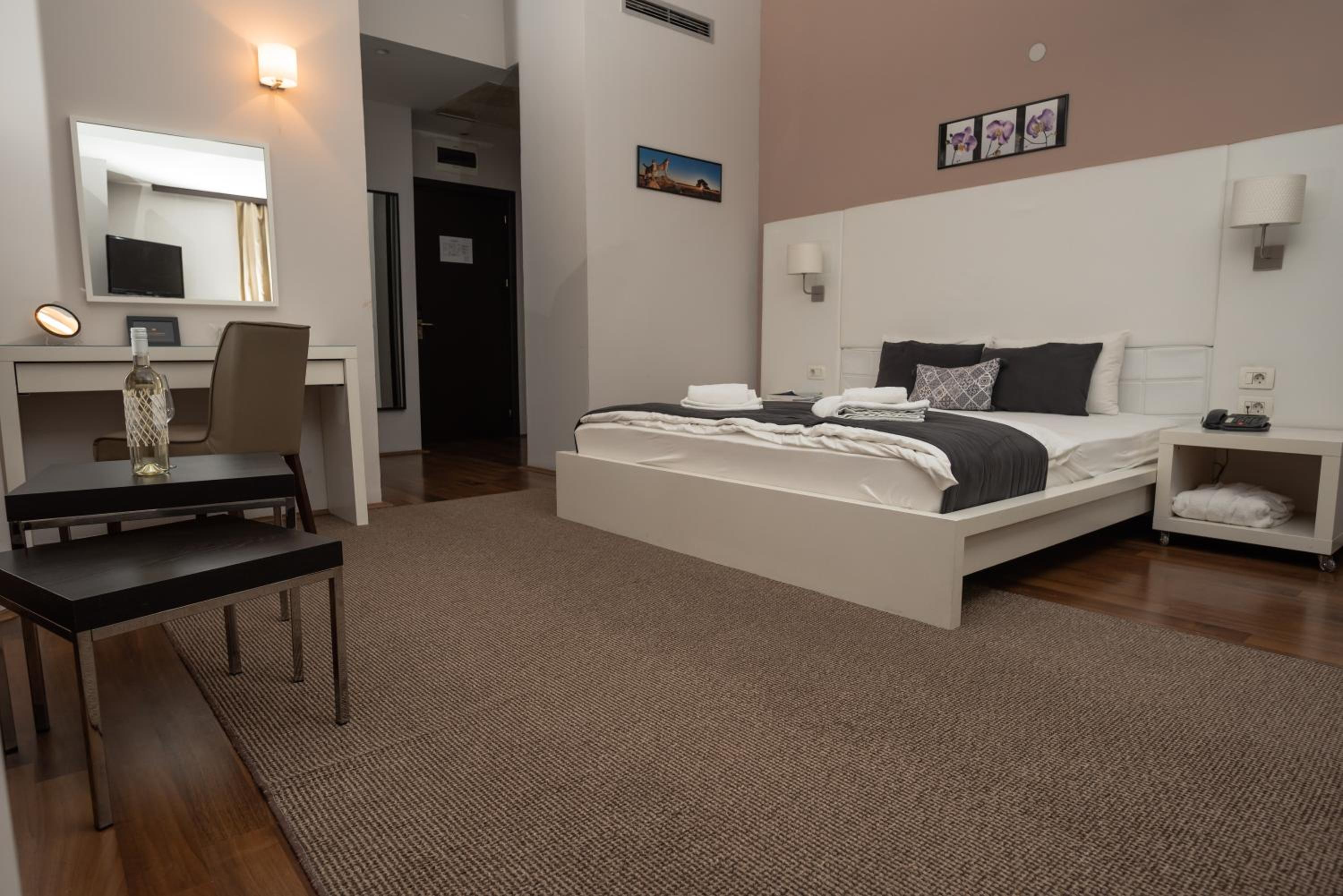 Deluxe Double Room with Spa Bath  - Photo 8