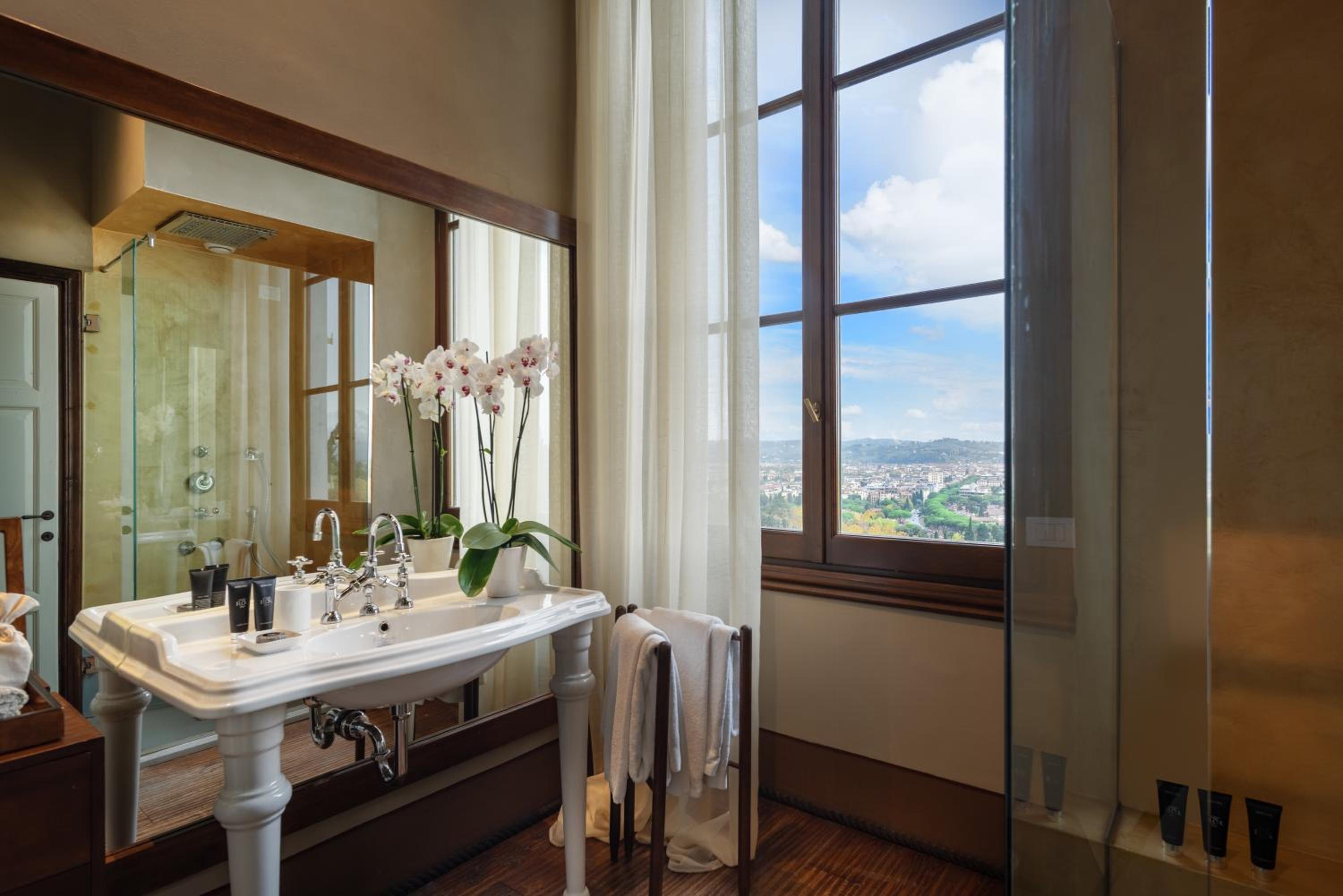 Deluxe Double Room with Cathedral View thumbnail 6