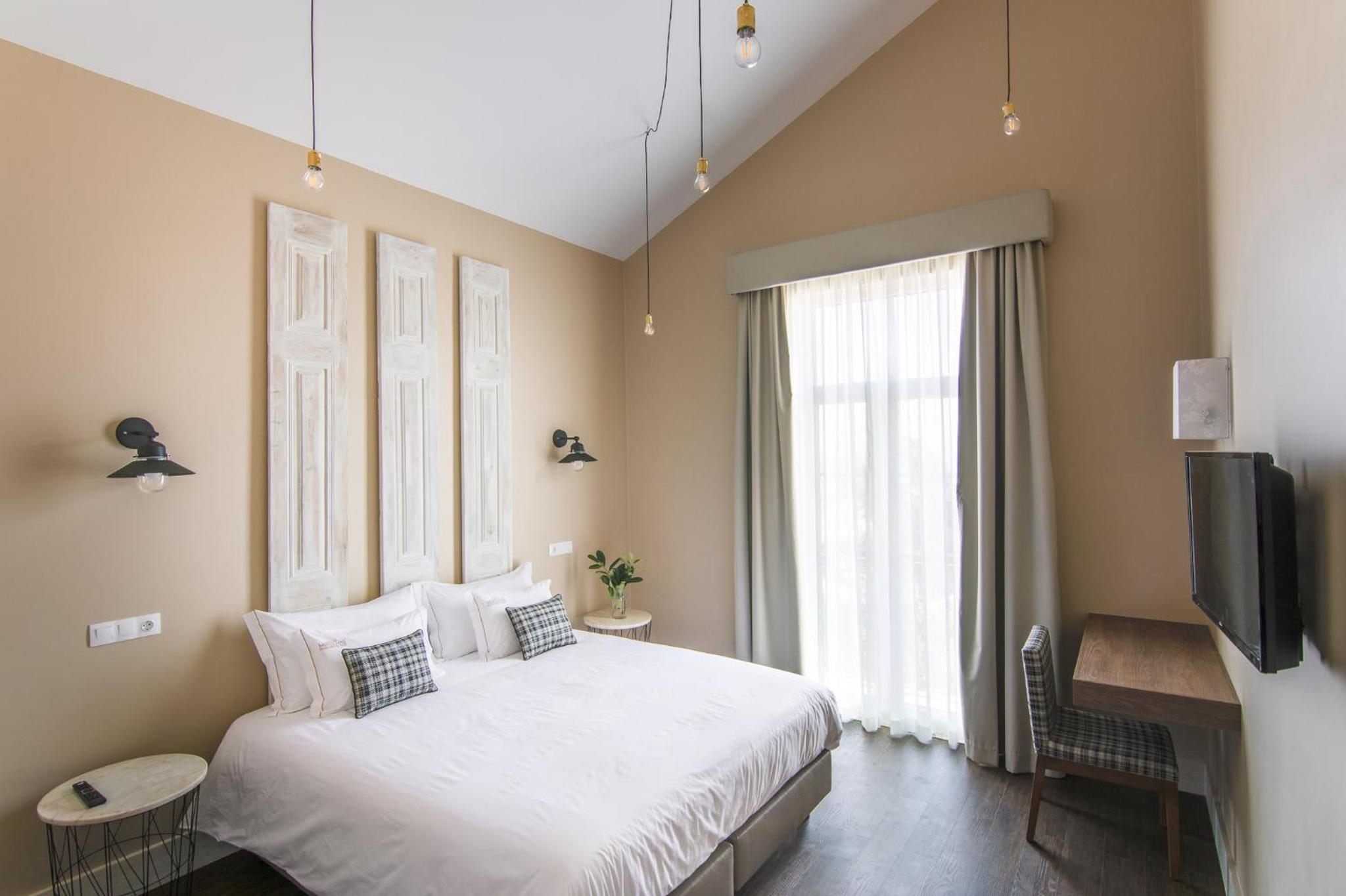 Double or Twin Room with Balcony - Photo 4