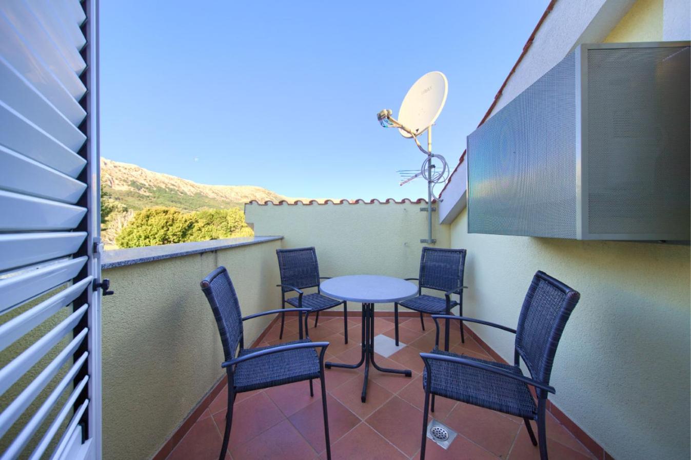 Apartment with Balcony - Photo 12