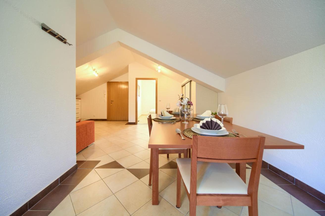 Apartment with Balcony - Photo 5