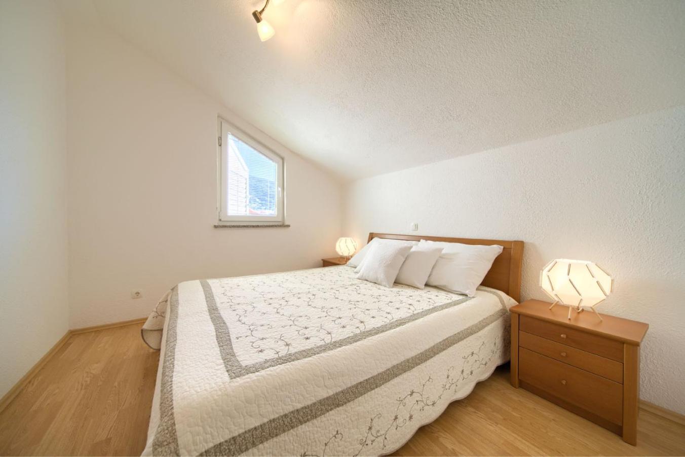 Apartment with Balcony - Photo 3