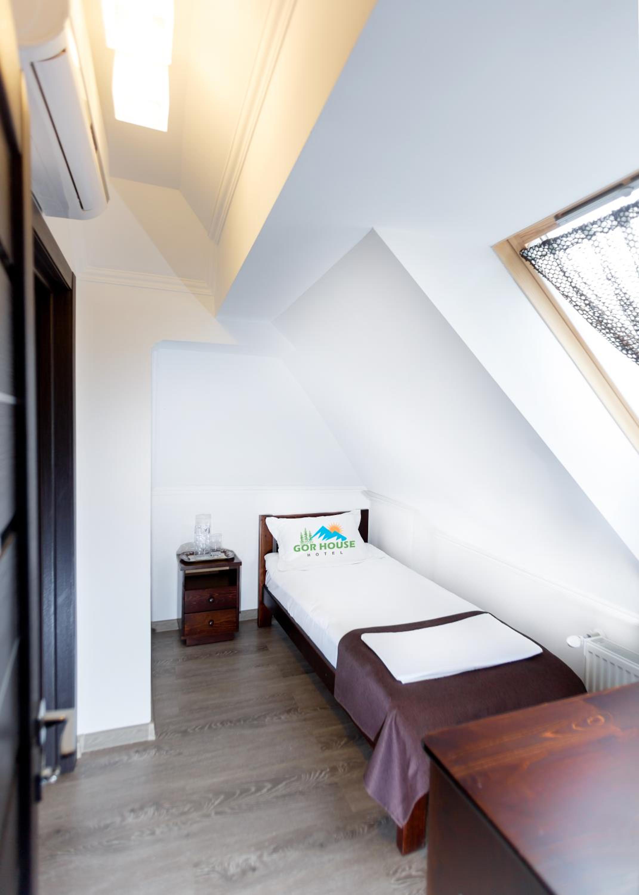 Single Room with Mountain View