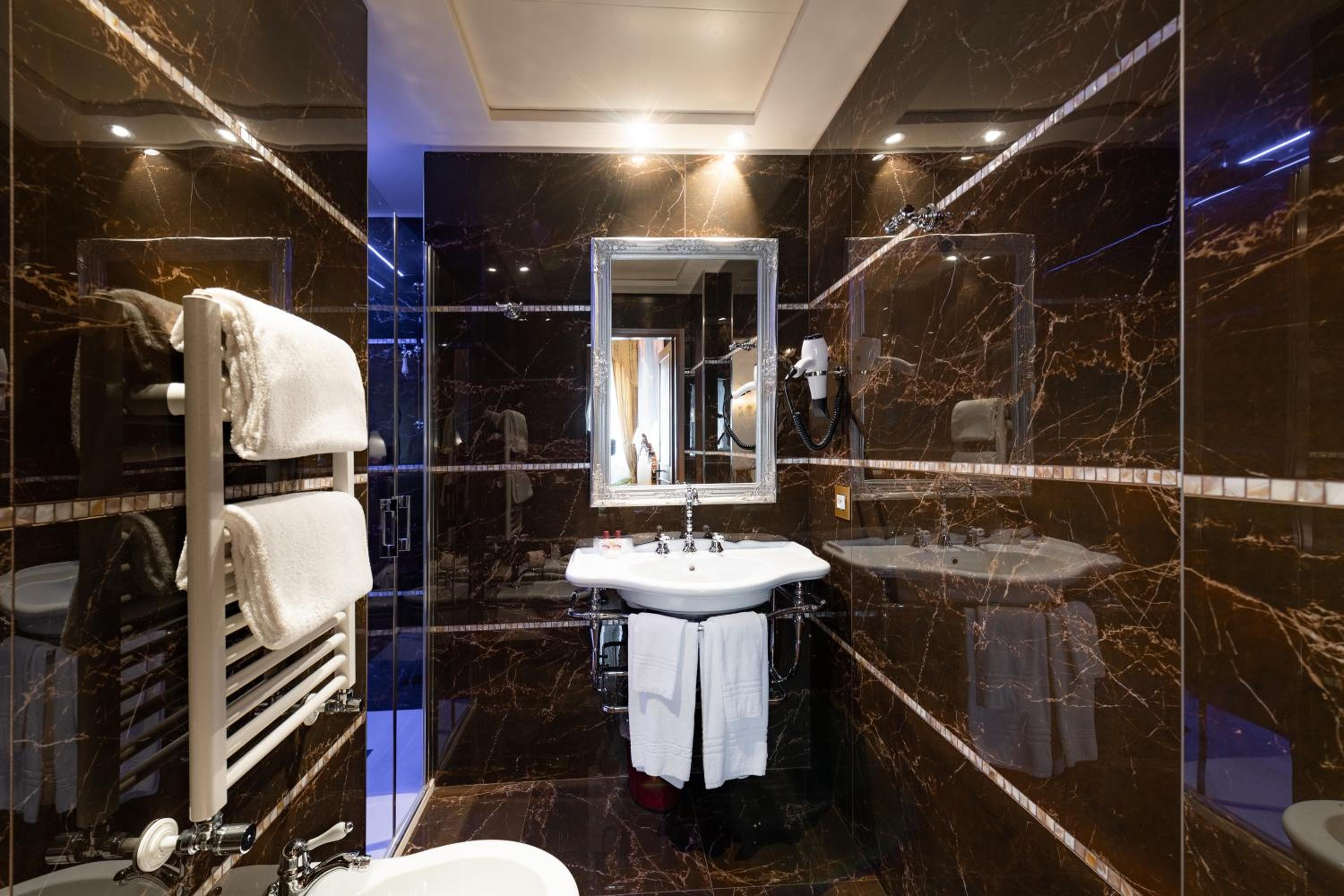 Deluxe Double Room with Square View photo 2