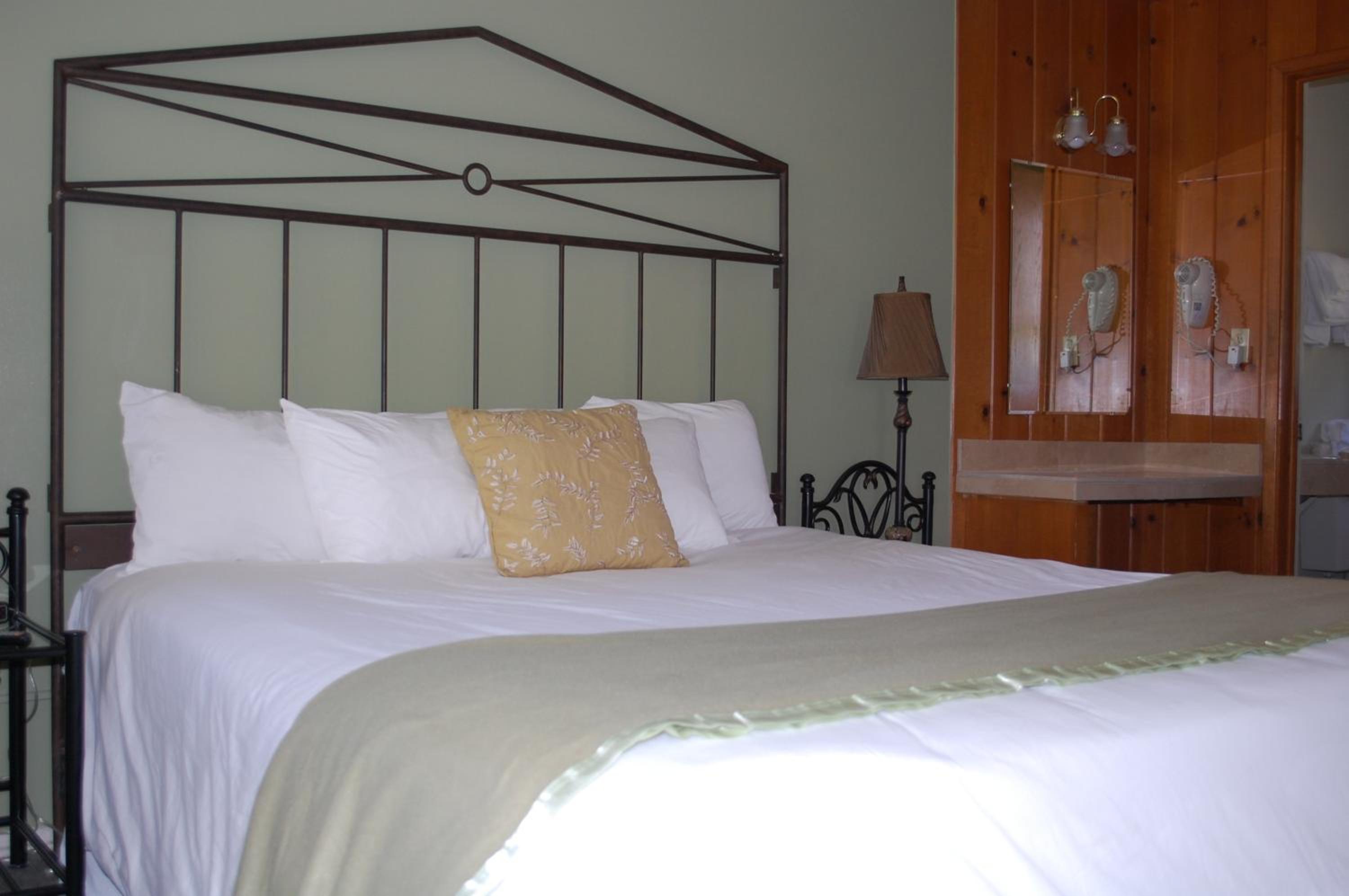Queen Room photo 2