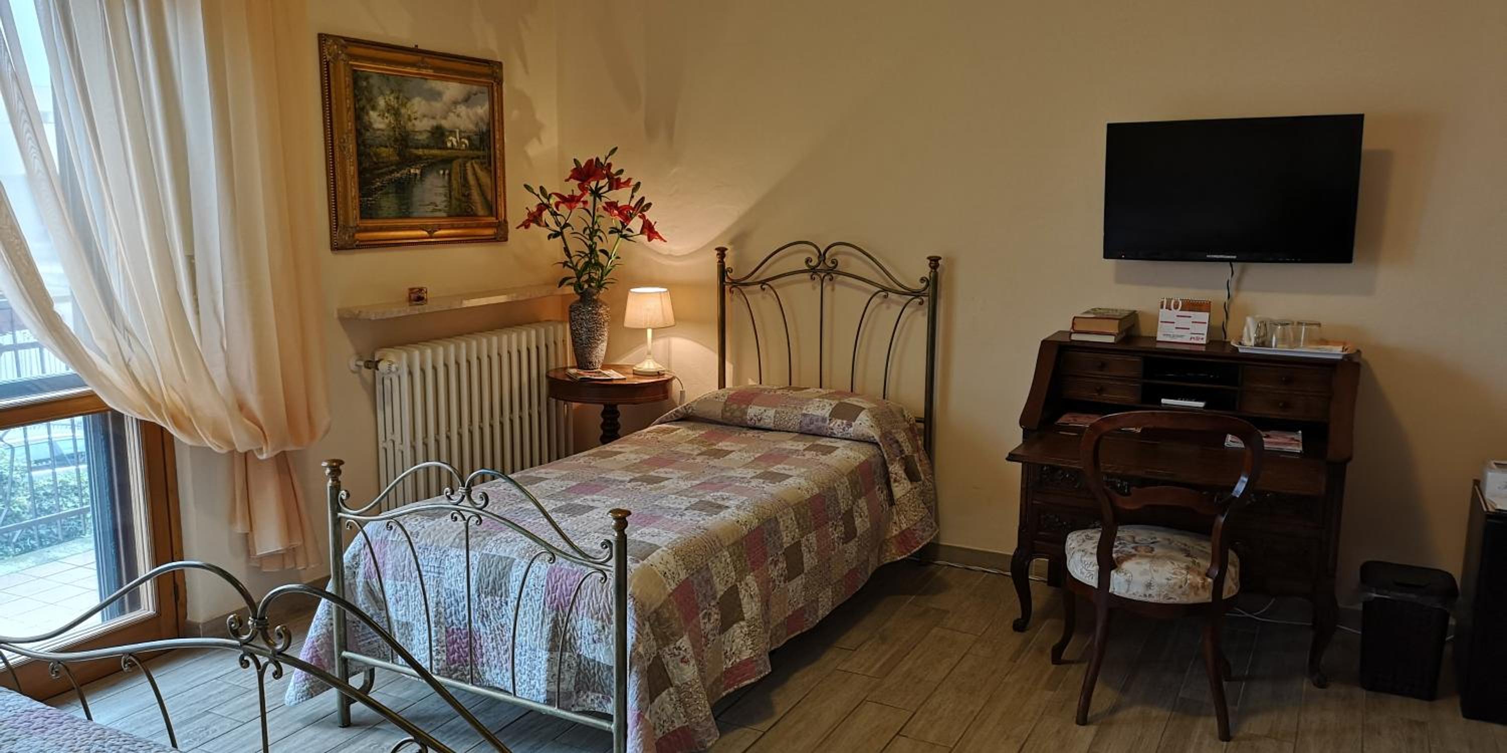 Triple Room with Private Bathroom - Photo 3