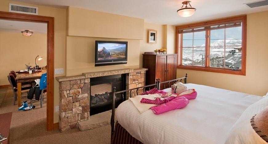One-Bedroom Suite - Photo 6