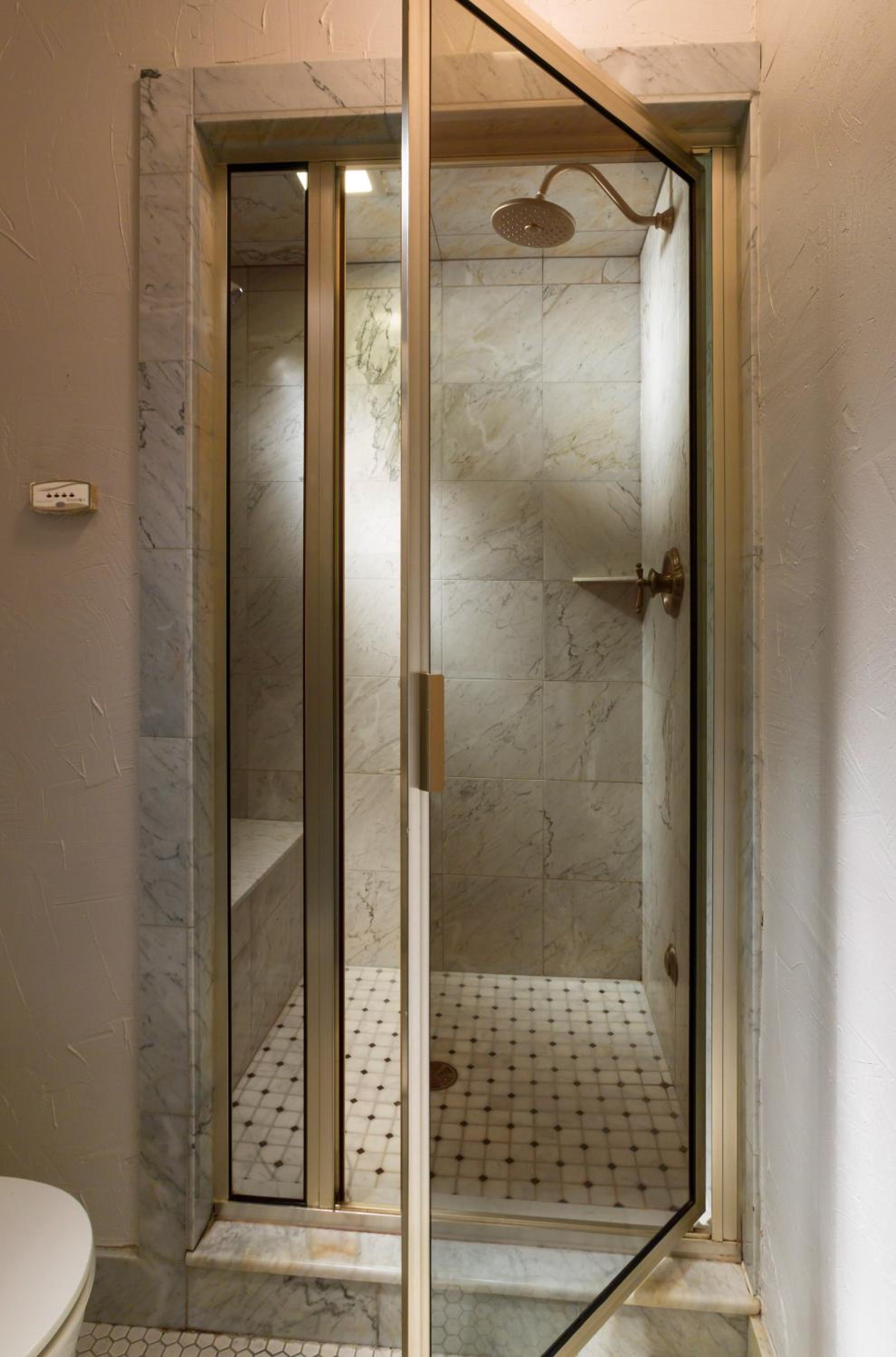 Deluxe Double Room with Shower - Photo 2