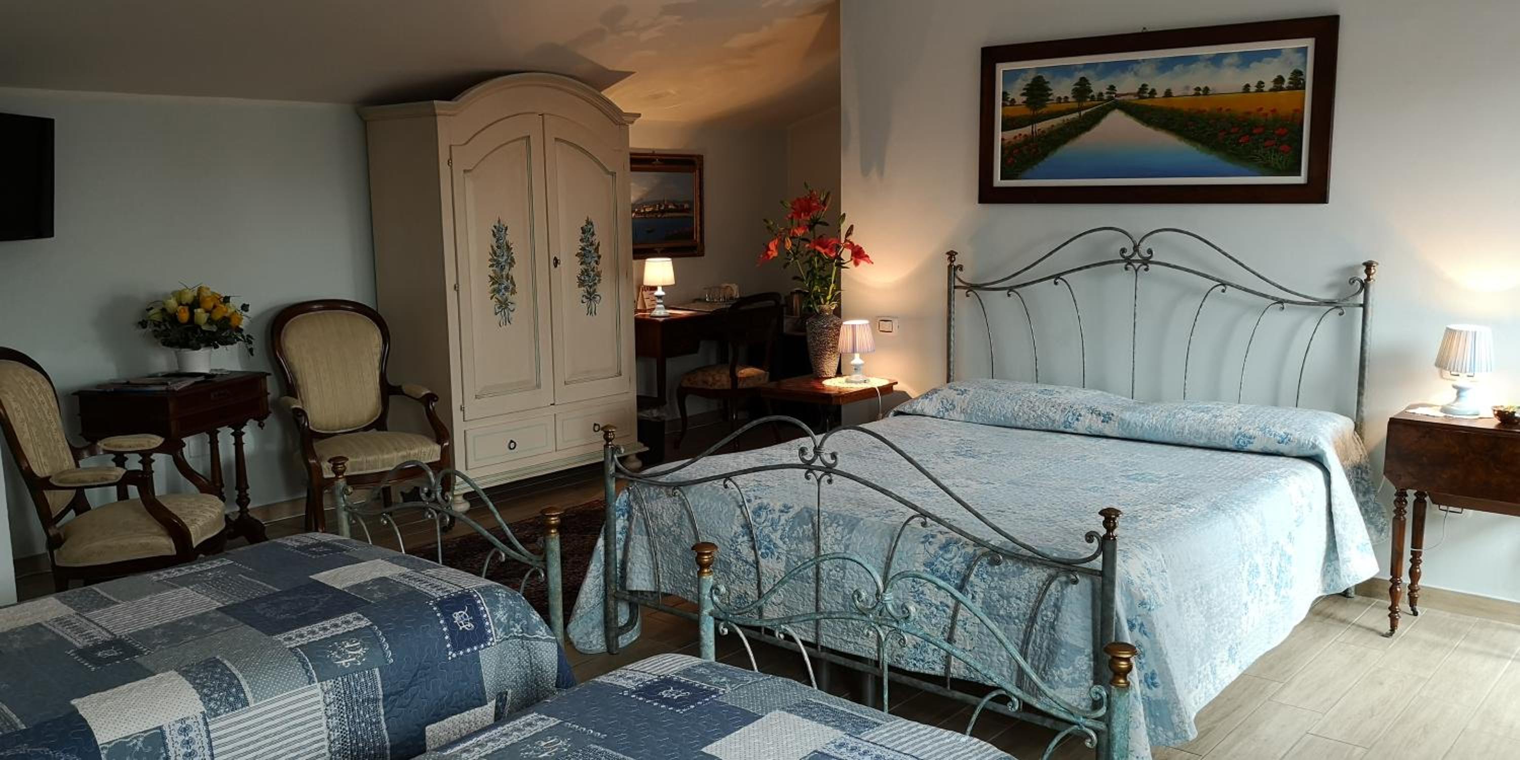 Quadruple Room with Private Bathroom - Photo 2