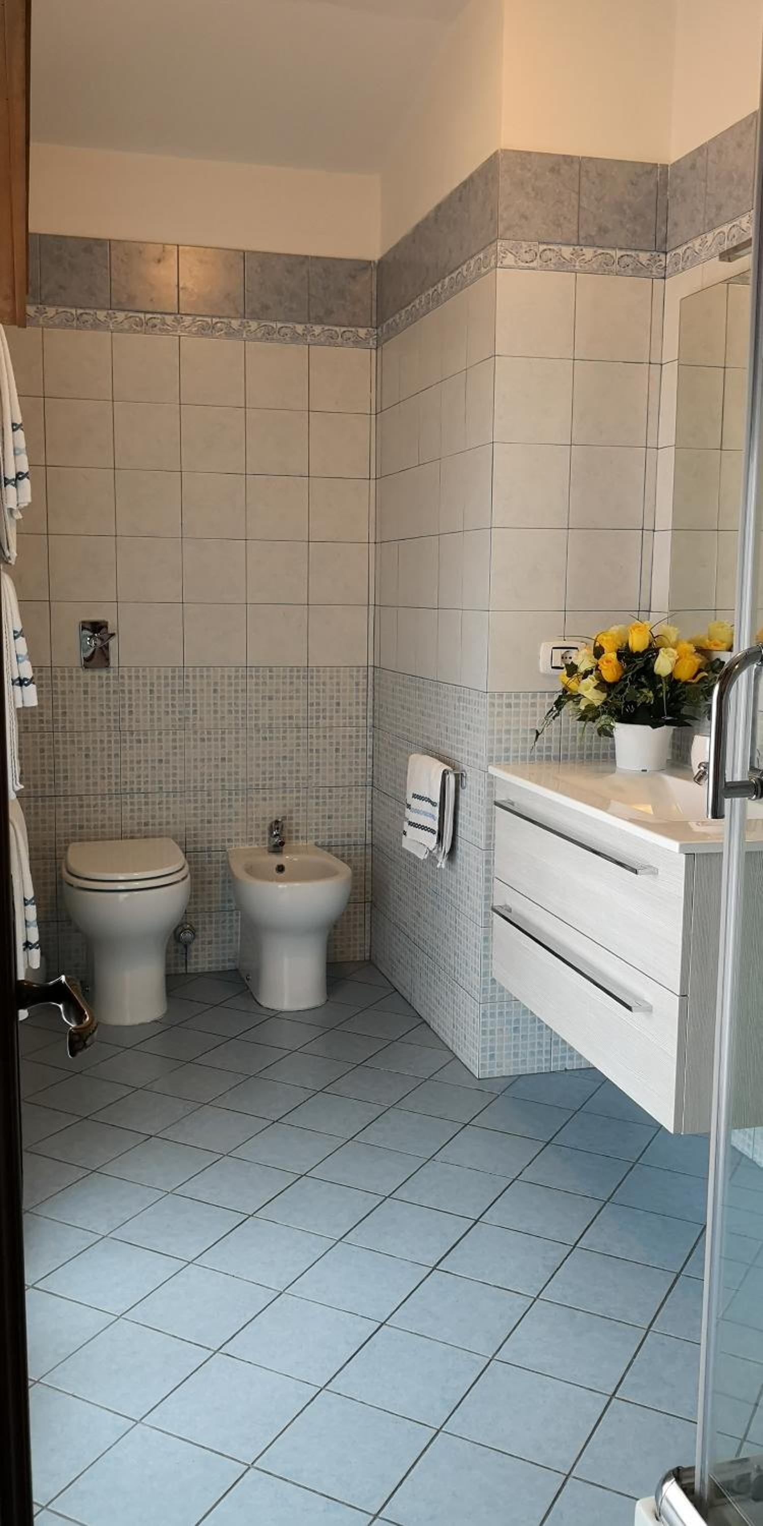 Quadruple Room with Private Bathroom - Photo 7