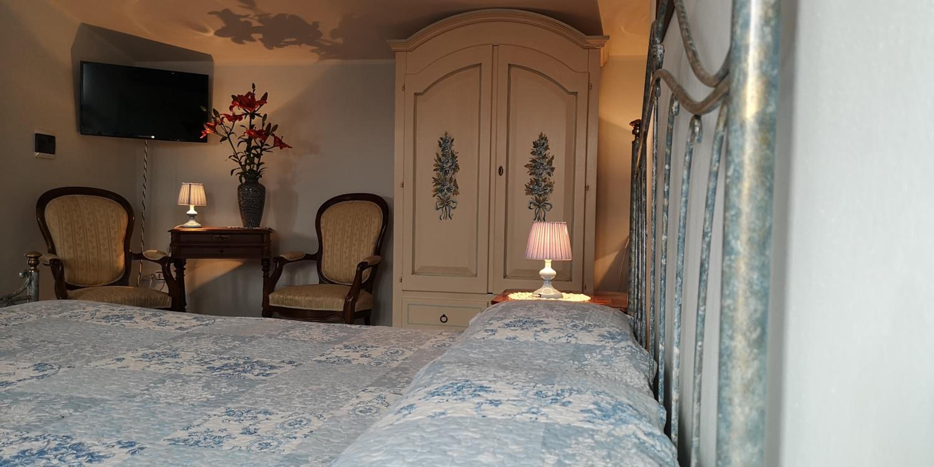 Quadruple Room with Private Bathroom - Photo 1