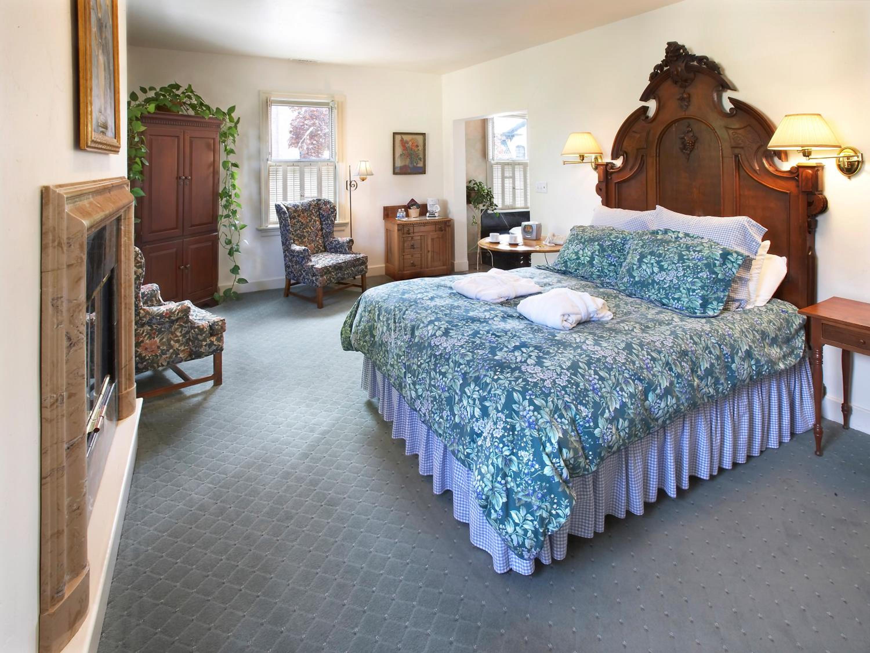Deluxe Queen Room - Photo 1