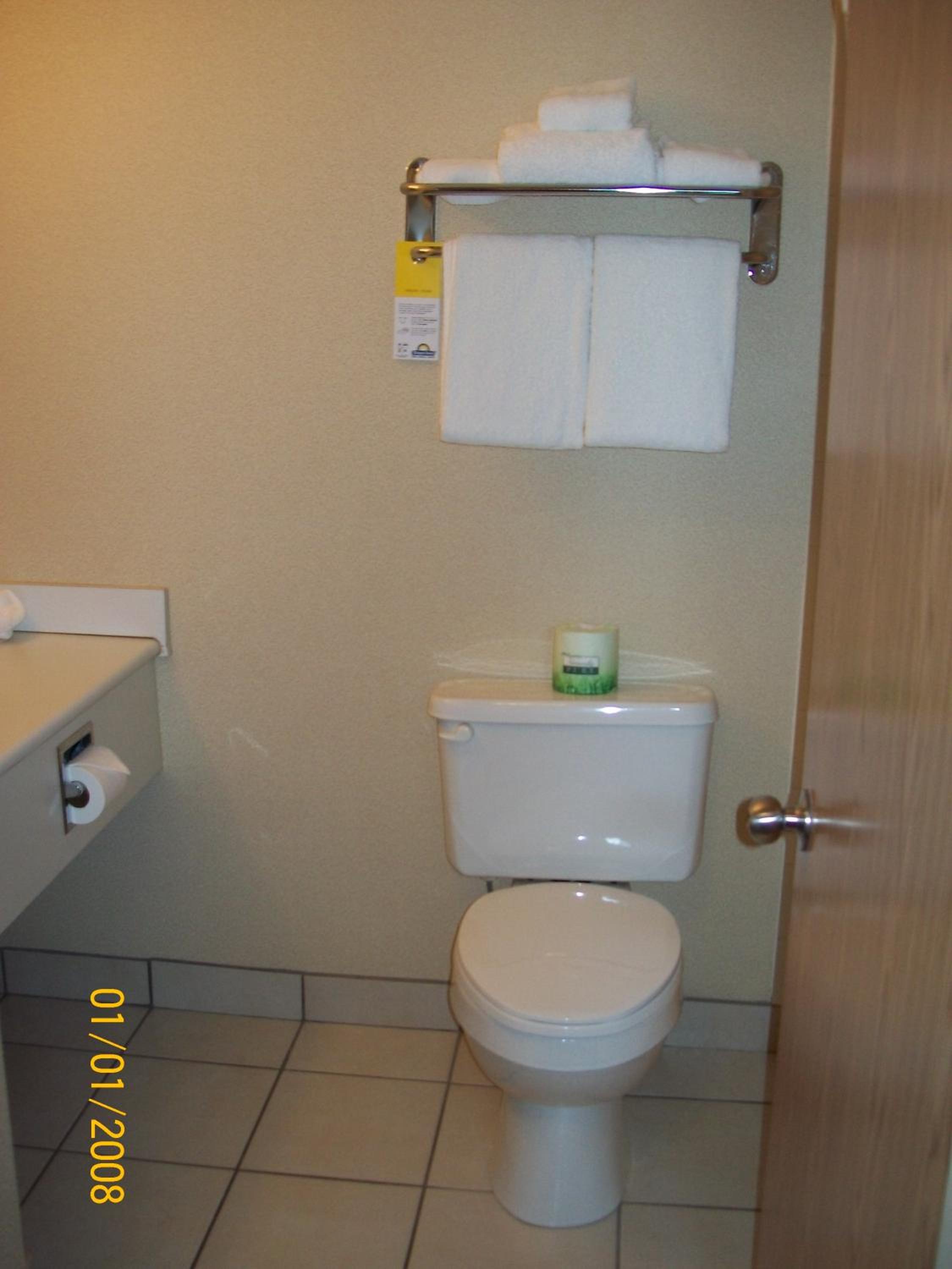 One-Bedroom Queen Family Suite - Non-Smoking - Photo 4