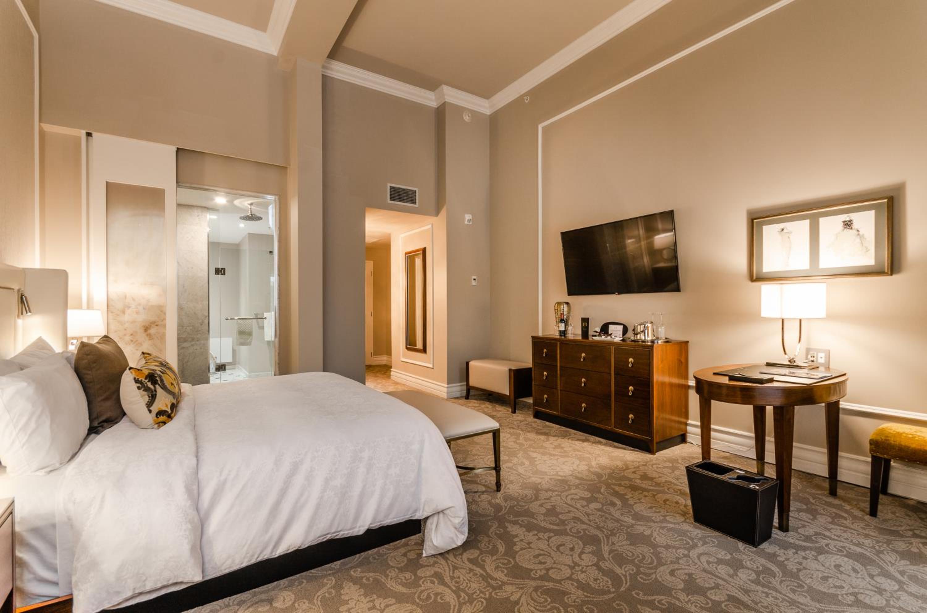 Classic Room 1 King Bed City view thumbnail 5