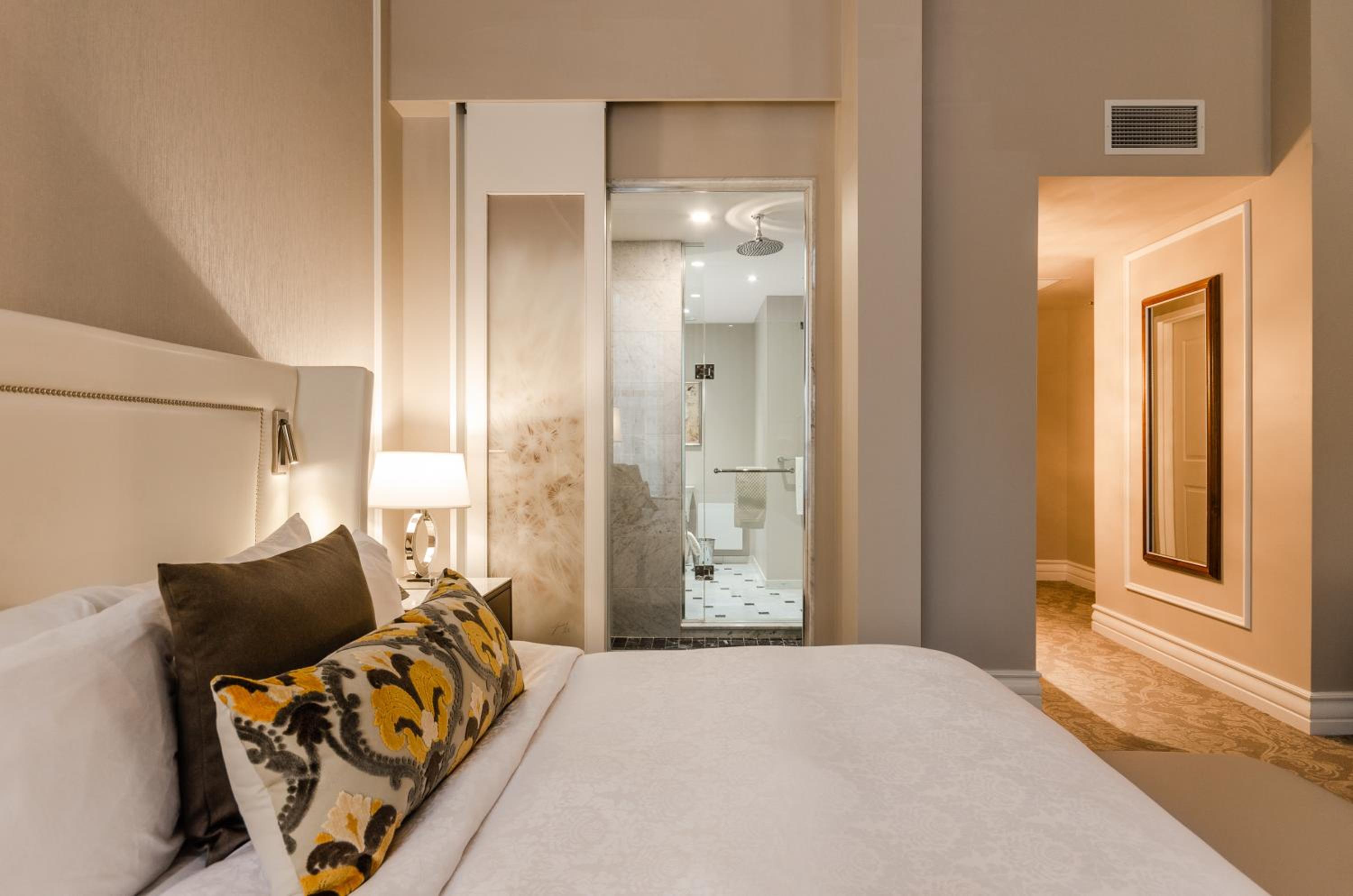 Classic Room 1 King Bed City view