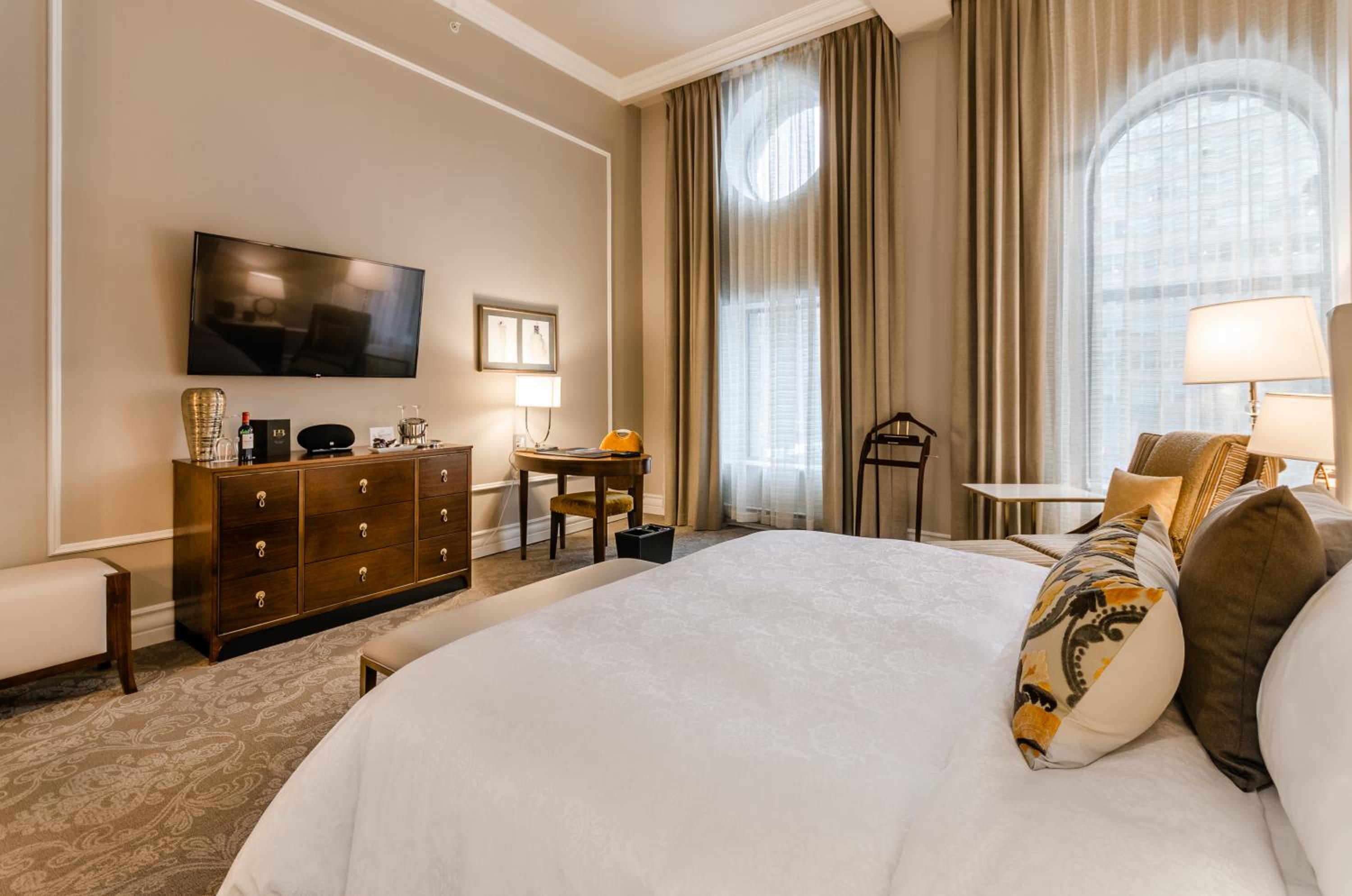 Classic Room 1 King Bed City view