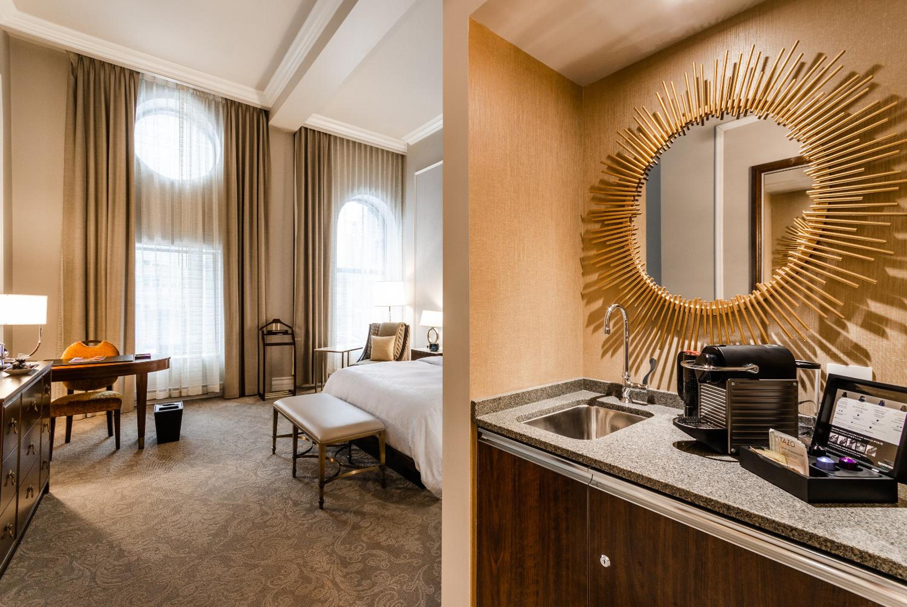 Classic Room 1 King Bed City view thumbnail 6