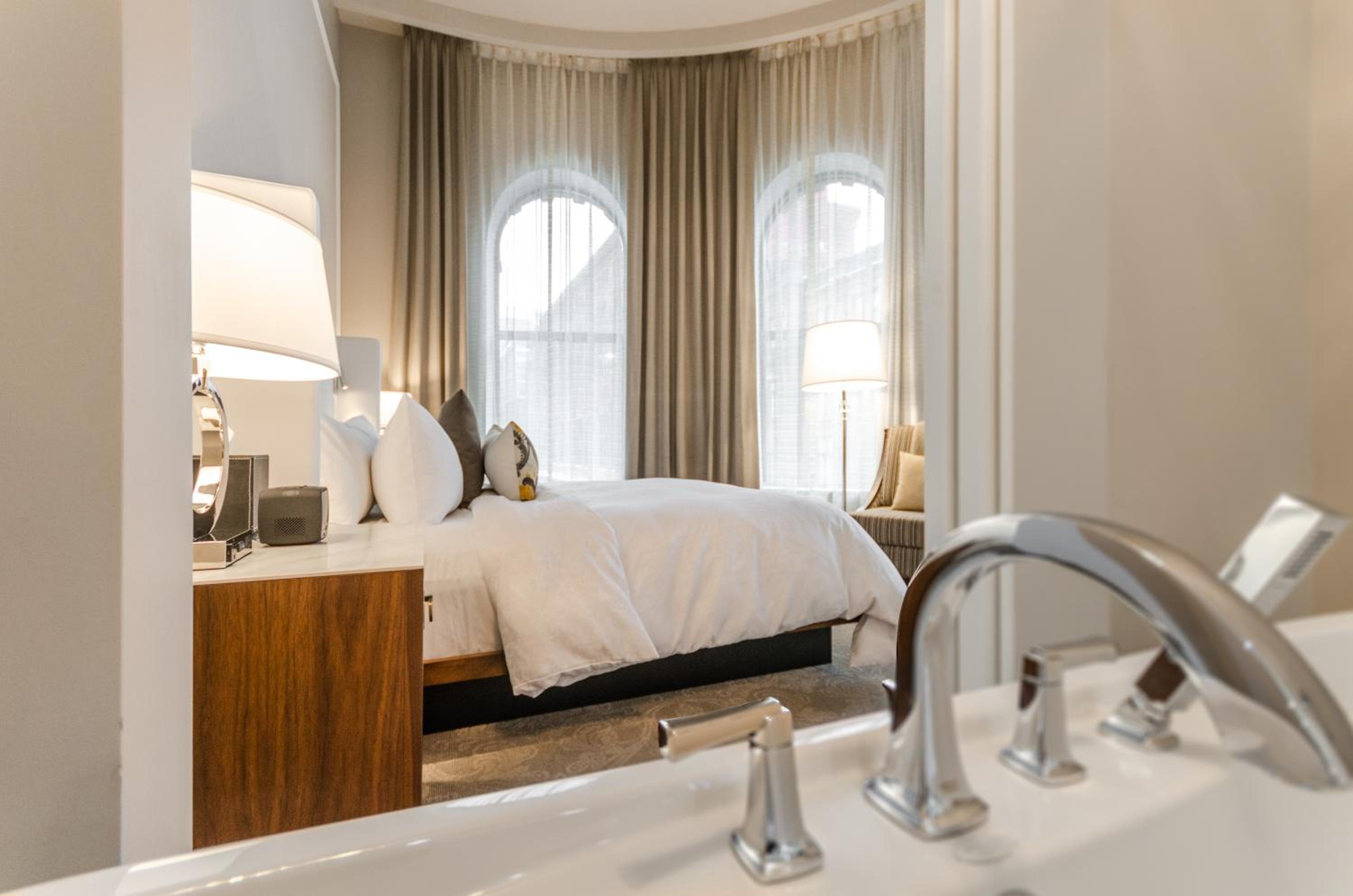 Grand Montreal View 1 King Bed thumbnail 5