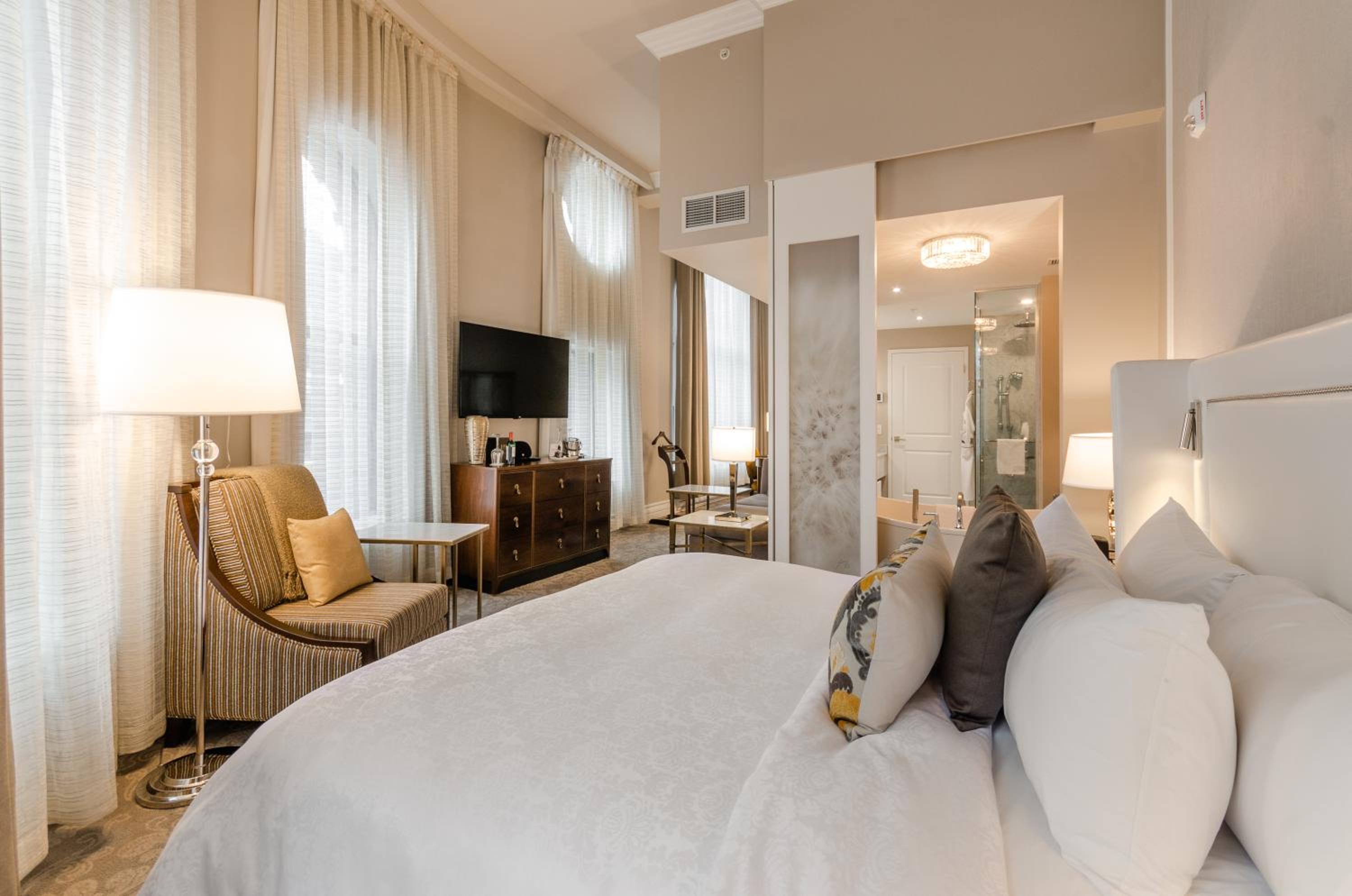 Grand Montreal View 1 King Bed thumbnail 6