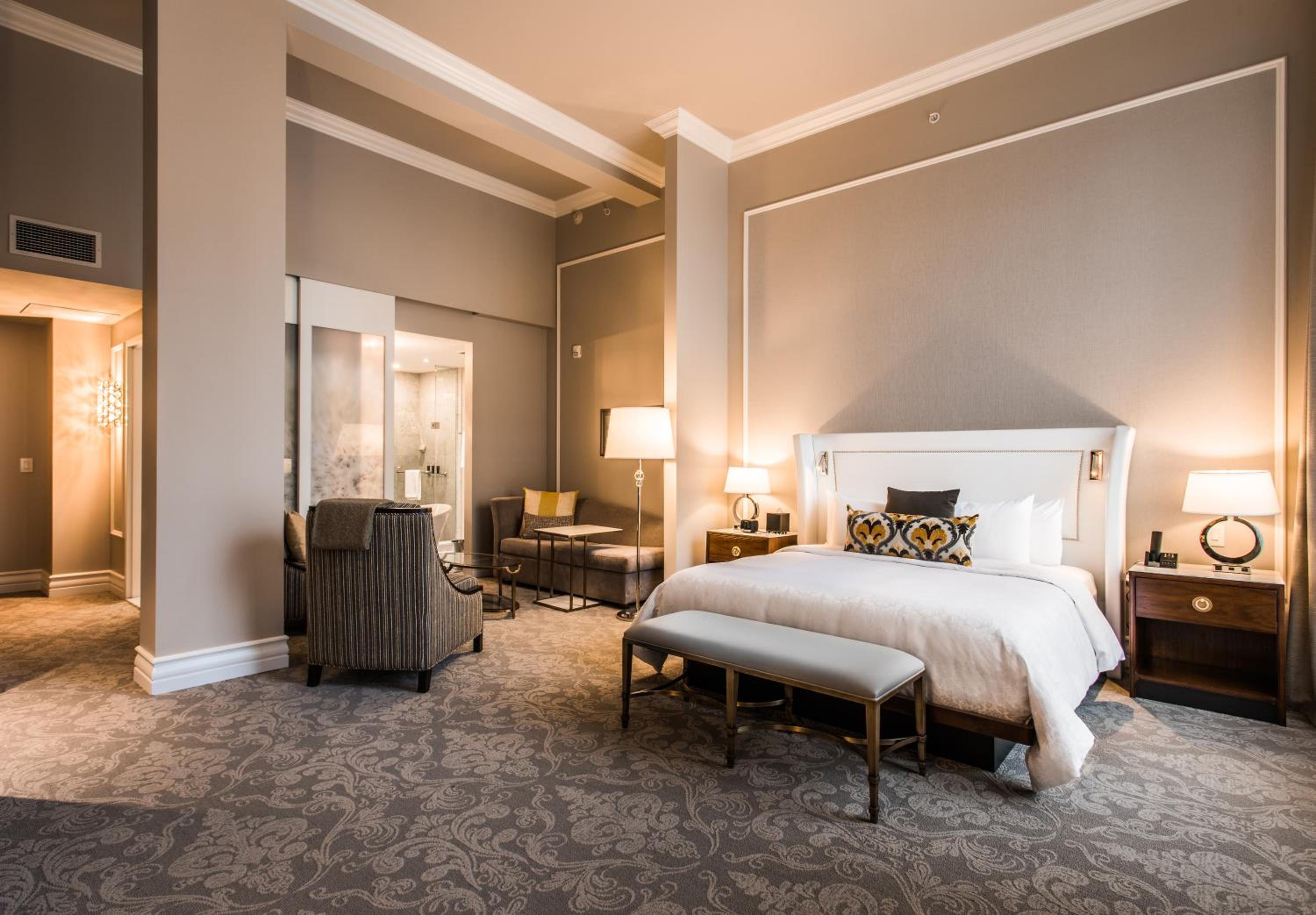 Grand Deluxe 1 King Bed thumbnail 5