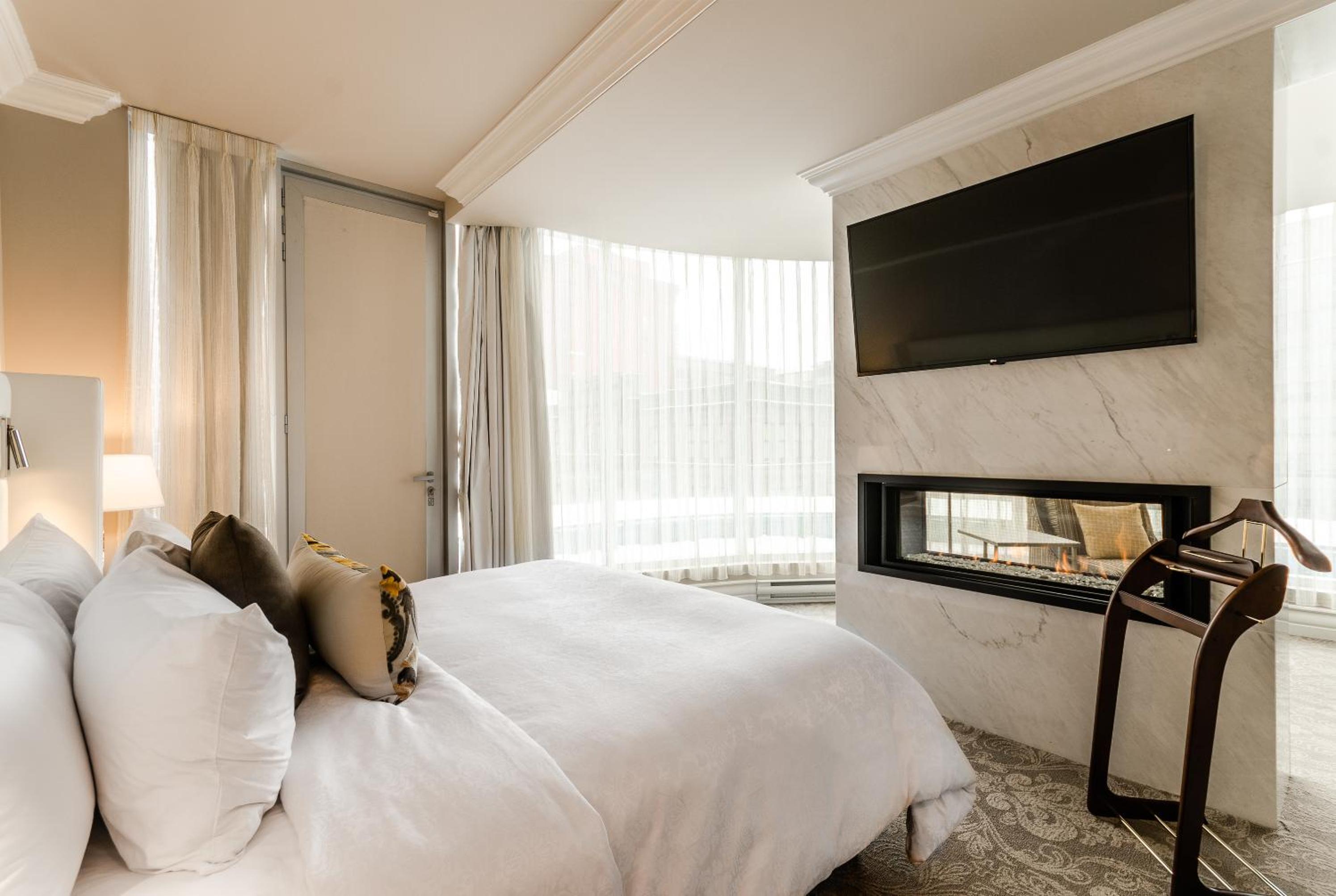 Grand Montreal Terrasse 1 King Bed thumbnail 5