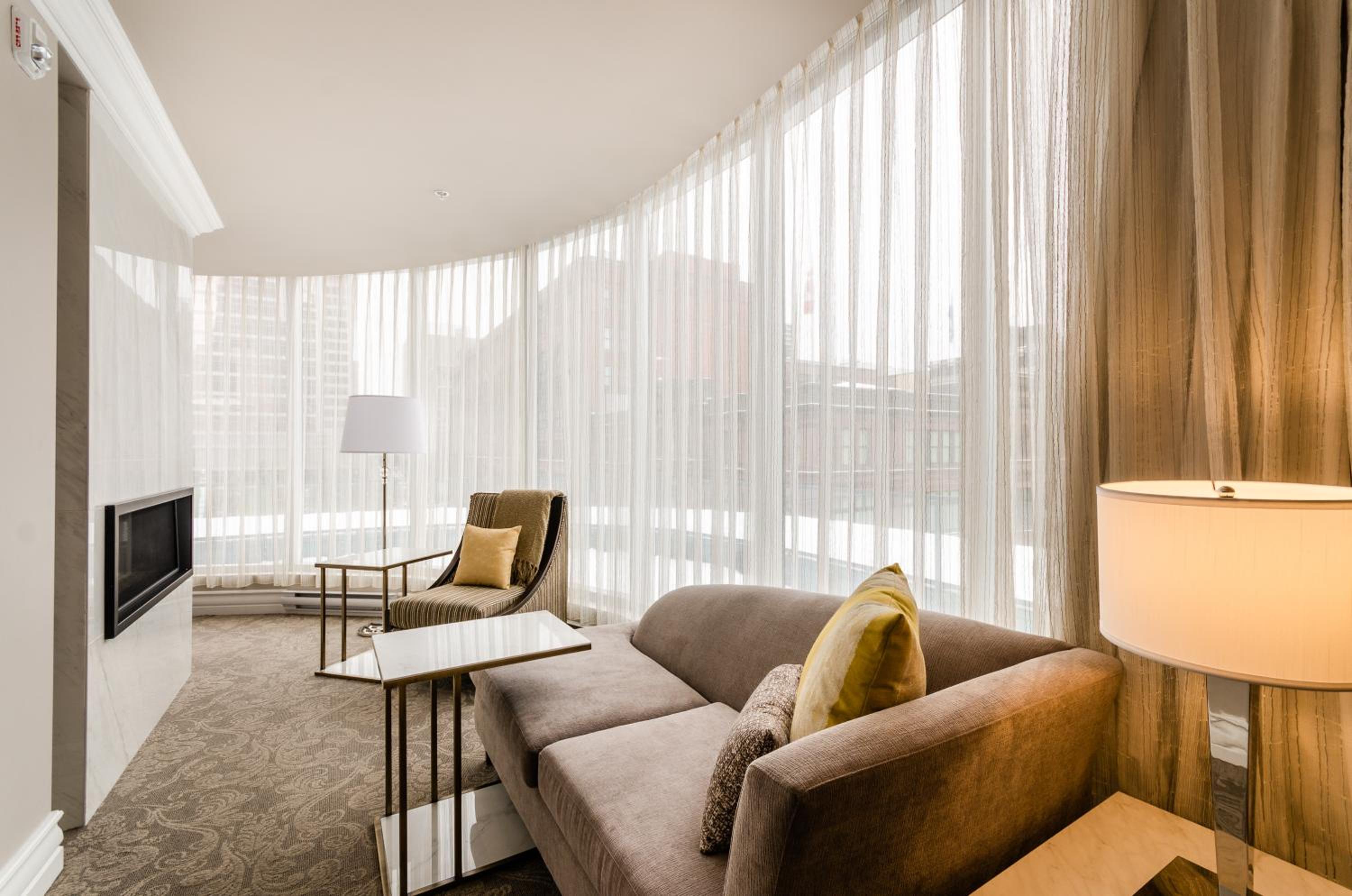 Grand Montreal Terrasse 1 King Bed thumbnail 6