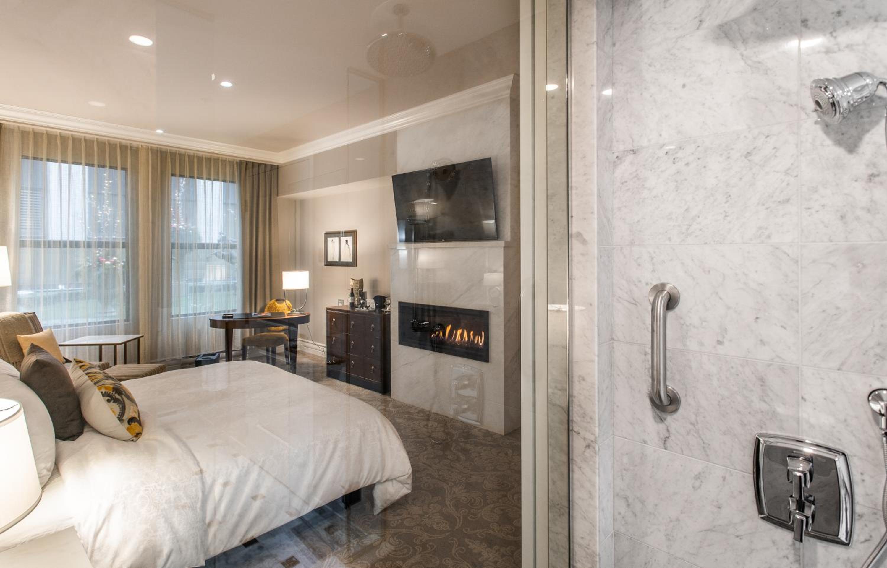 Deluxe Room 1 King Bed City view thumbnail 6