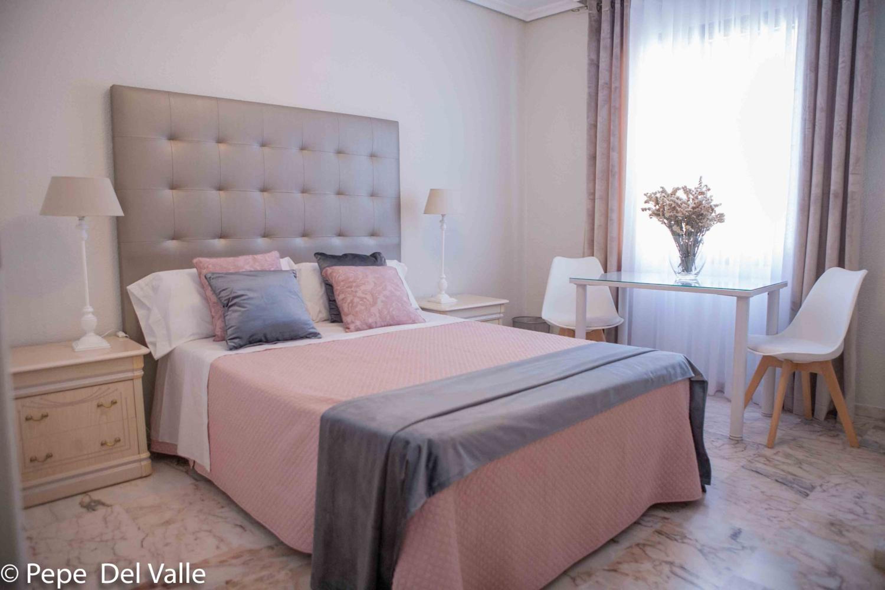 Deluxe Queen Room - Photo 8