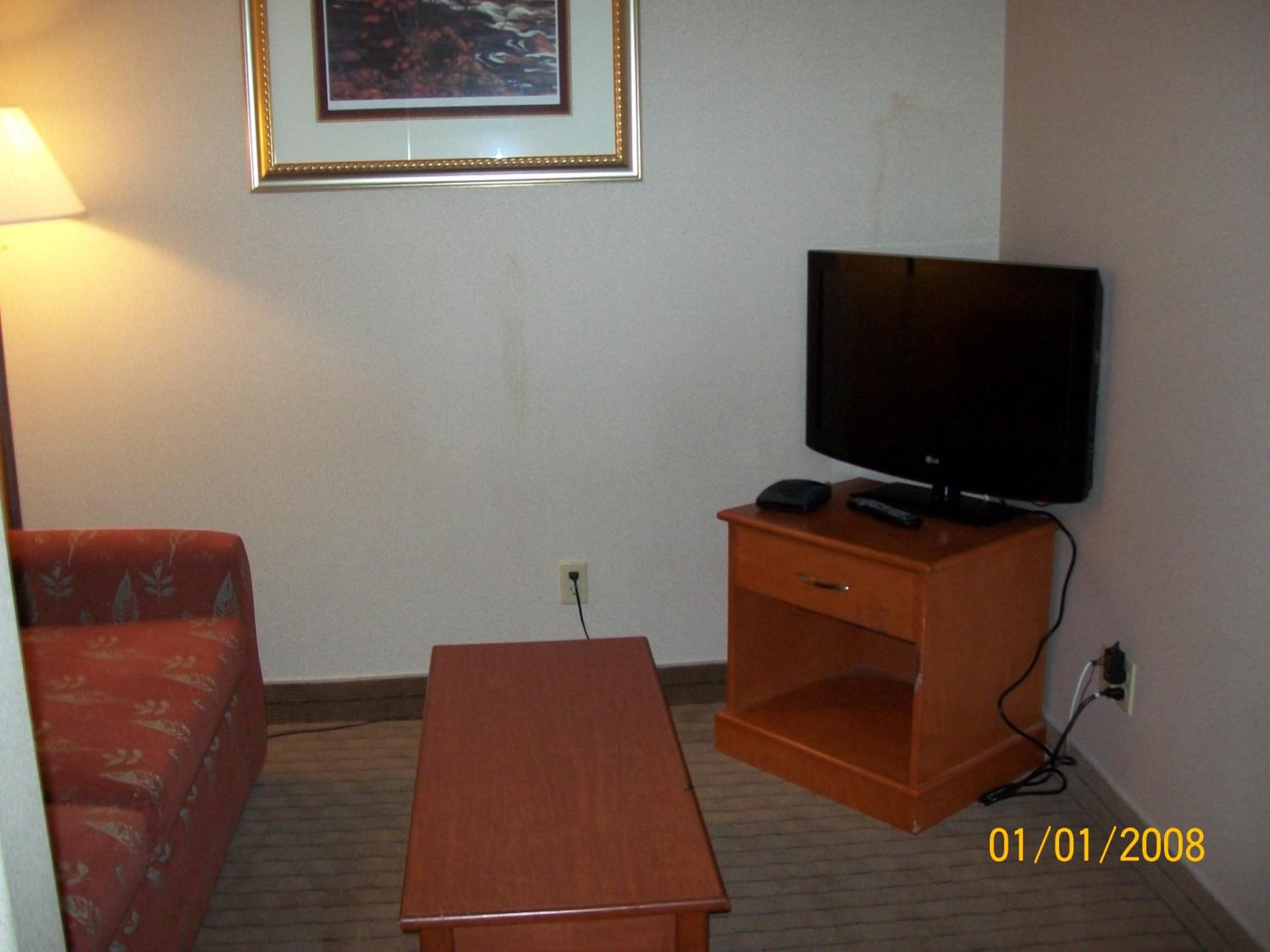 One-Bedroom King Family Suite - Non-Smoking - Photo 2