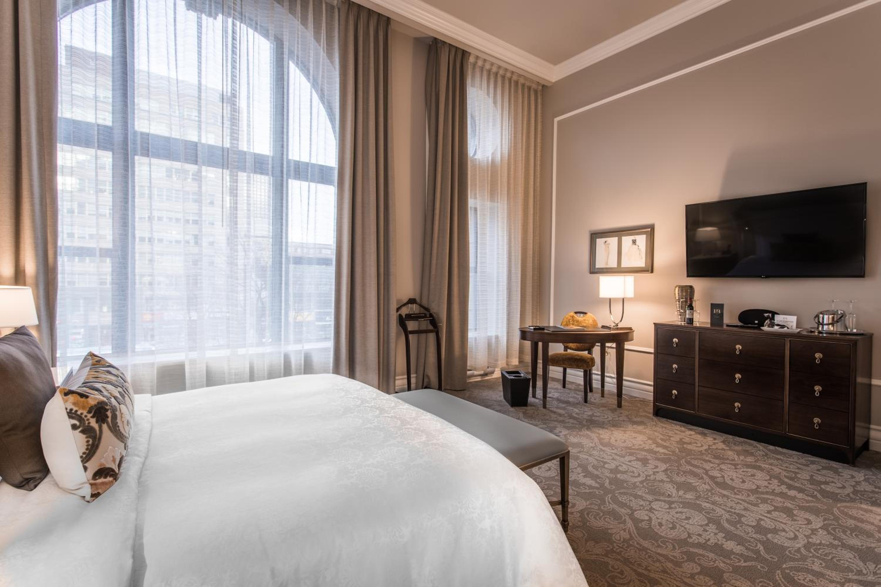 Grand Deluxe 1 King Bed City View thumbnail 5