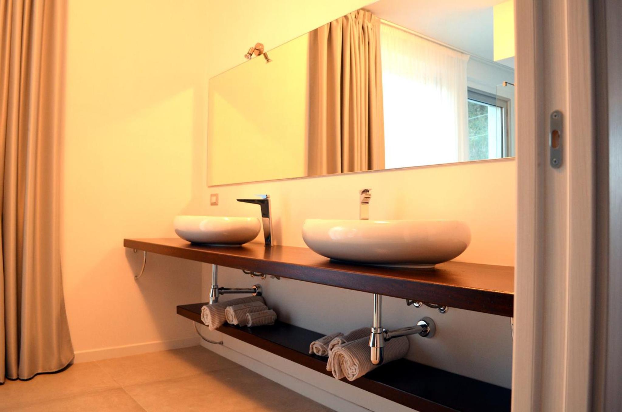 Queen Room with Spa Bath - Photo 25