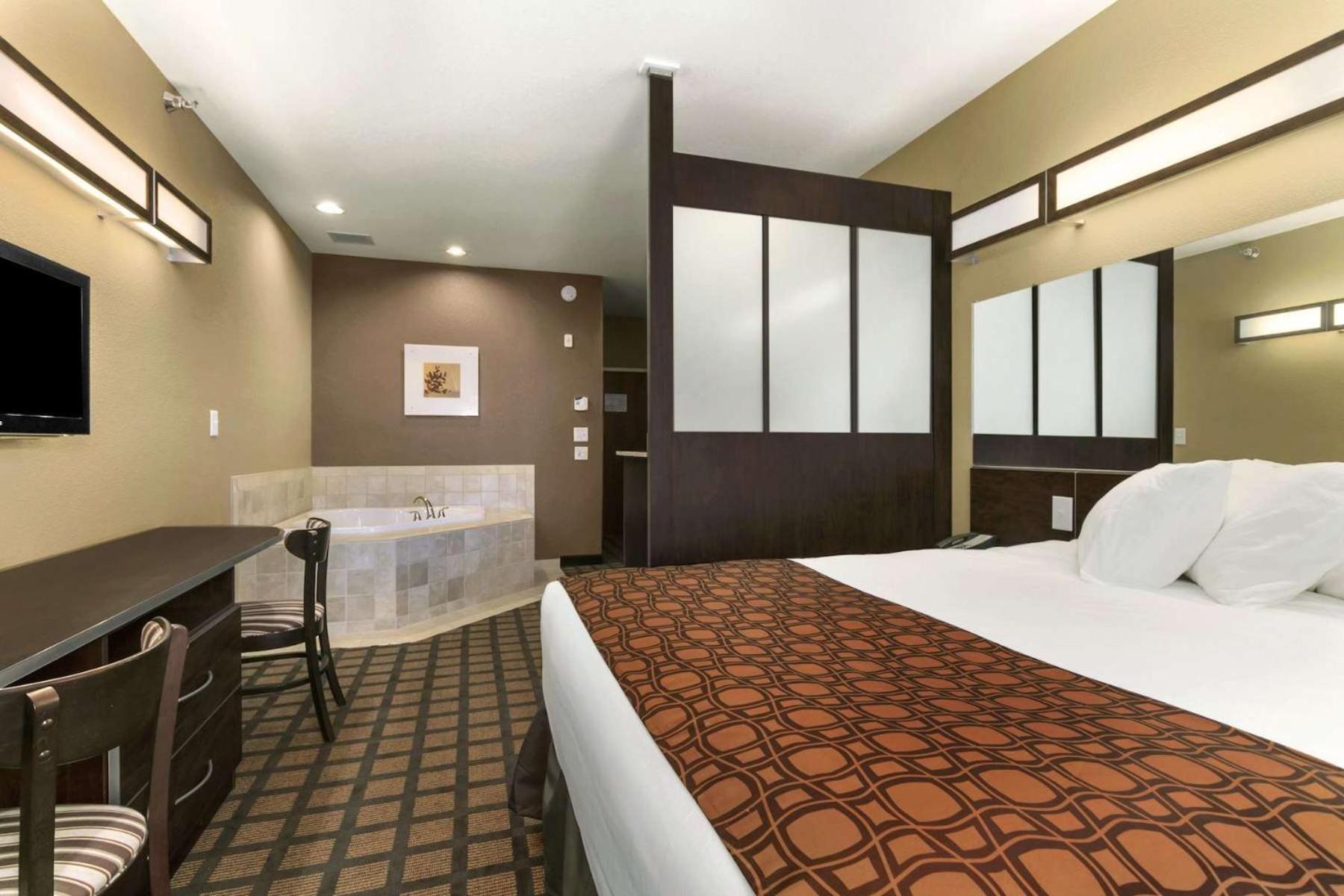 Queen Studio Suite with Hot Tub - Non-Smoking photo 3
