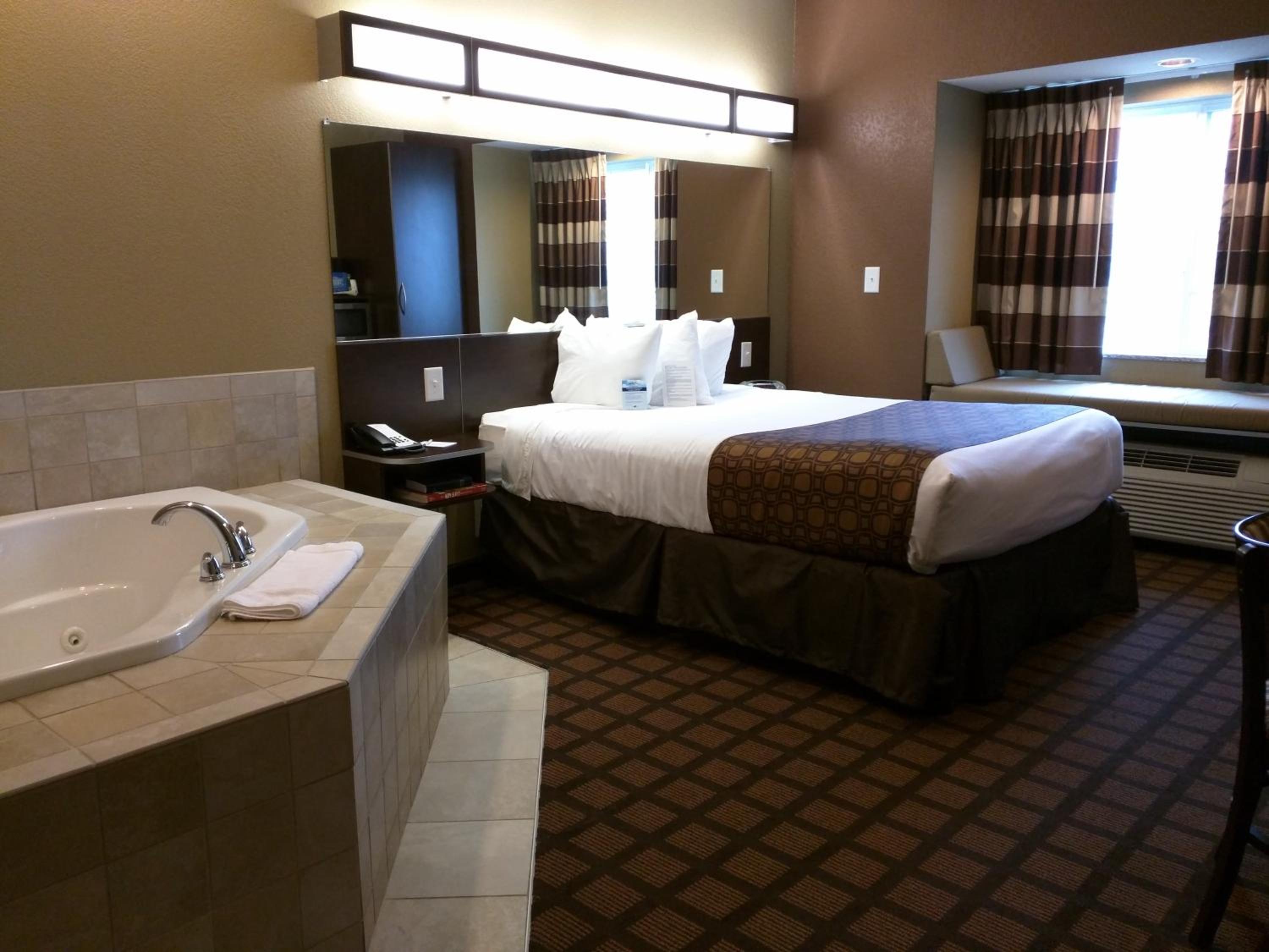 Deluxe Queen Room with Hot Tub - Non-Smoking photo 2